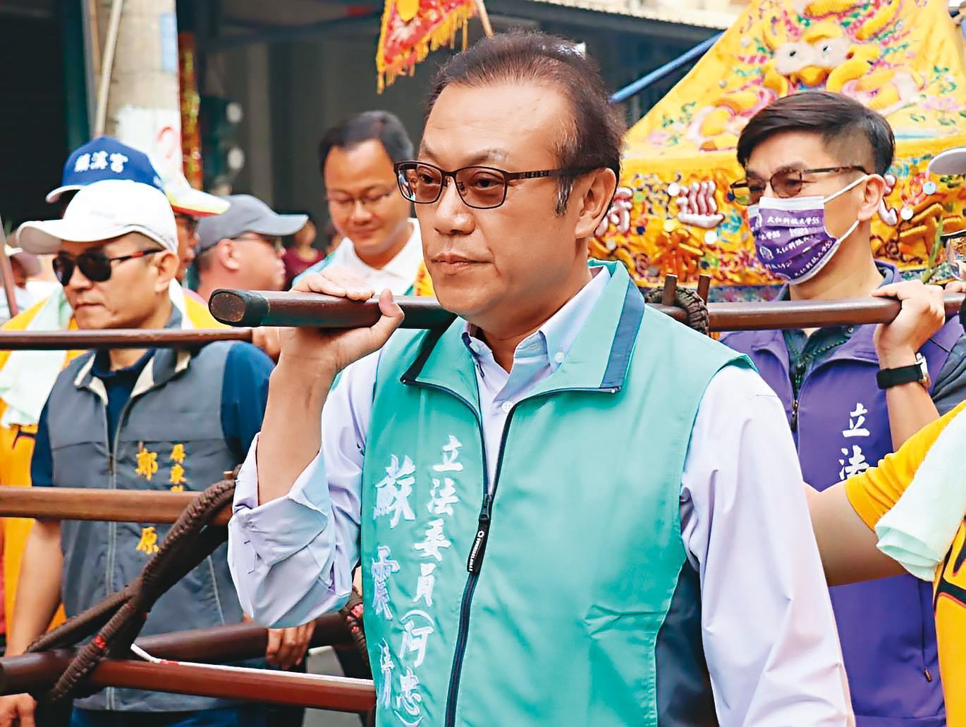 立委蘇震清去年因涉嫌收賄遭北檢起訴,他最新財產資料背負逾2億元債務。(翻攝蘇震清臉書)