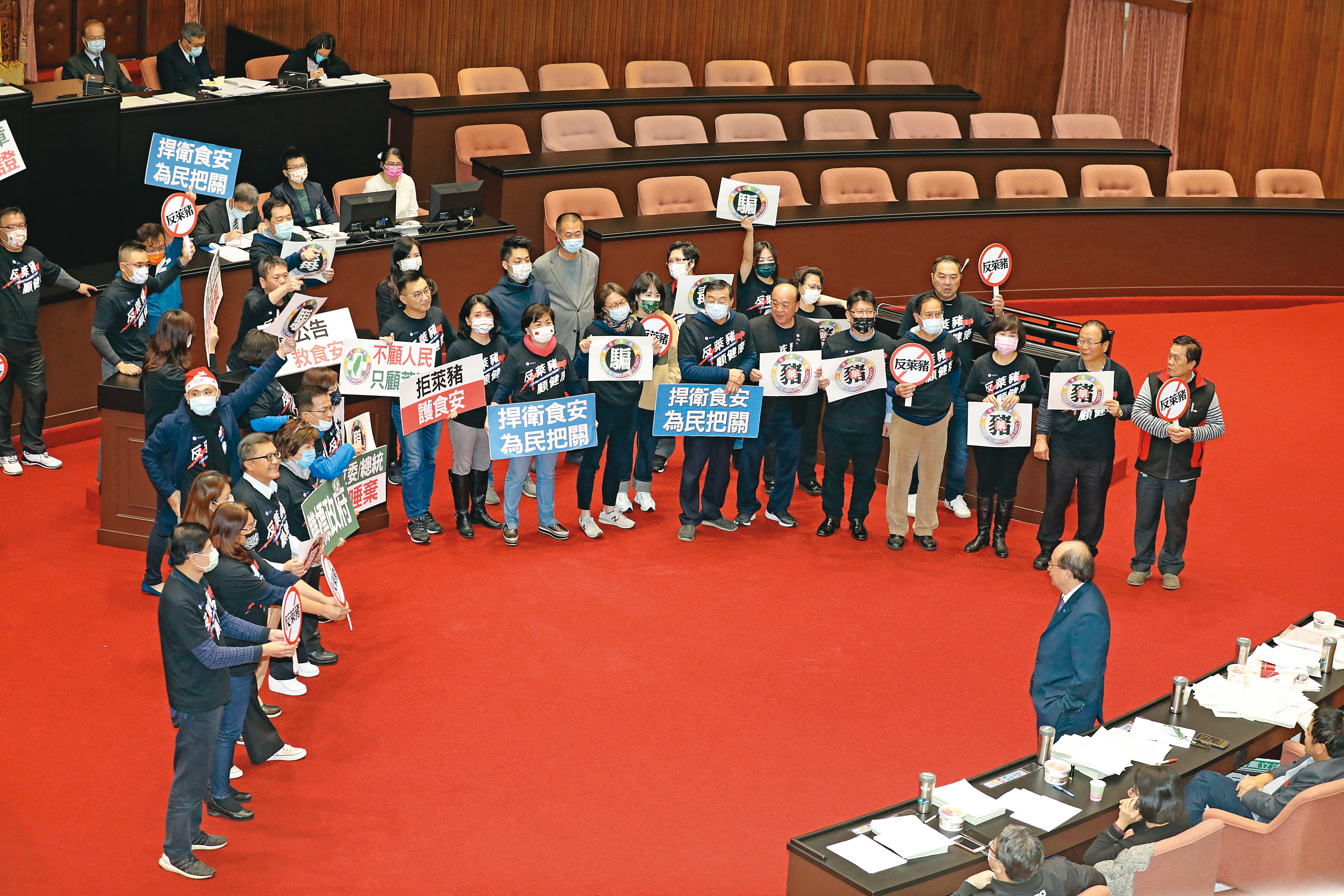 立委財產需定期向監察院申報後上網公告。圖為去年立院審議美豬進口時,國民黨立委在議場舉標語抗議場景。