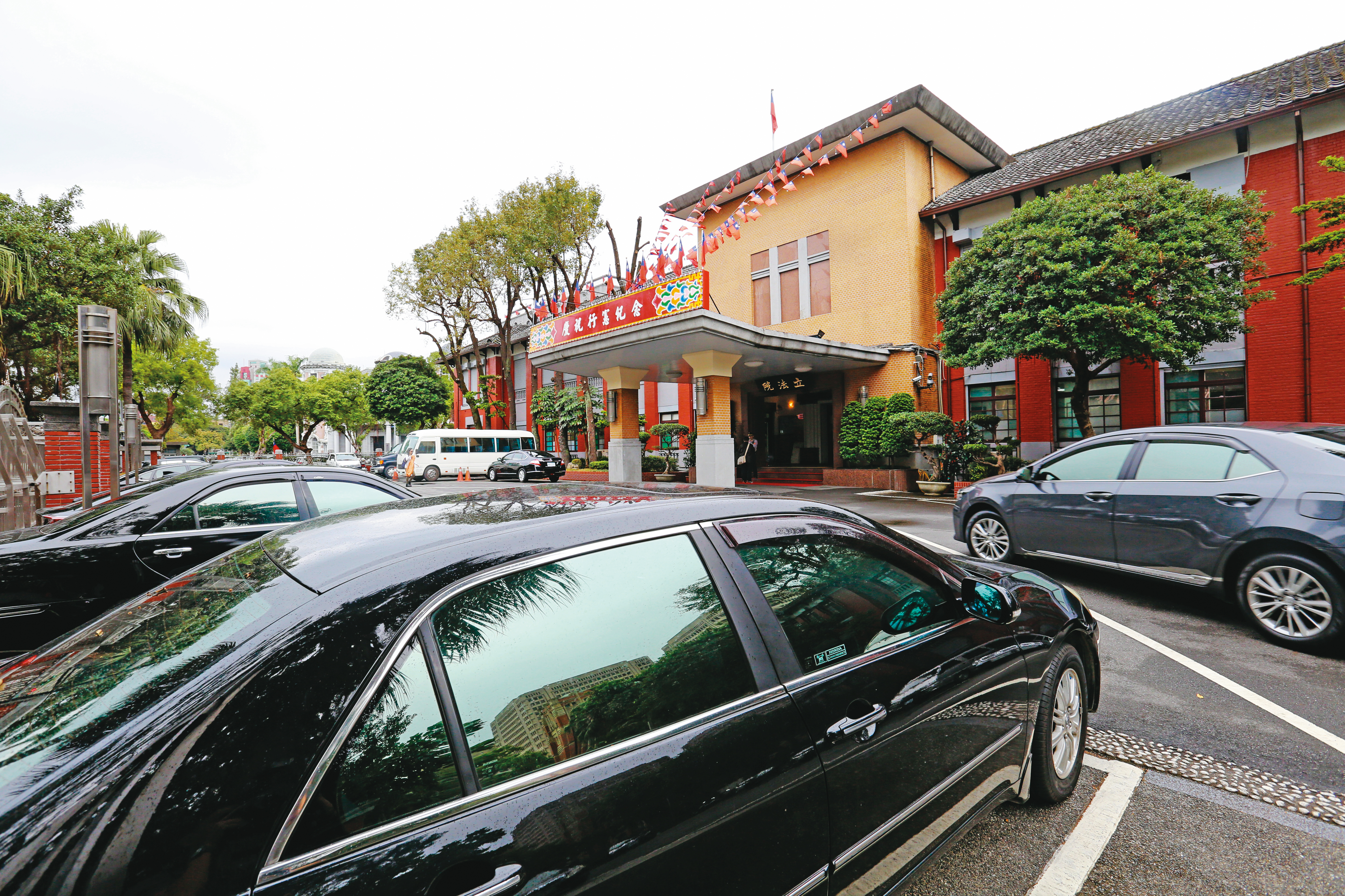 立法院去年爆發換車潮，共有12位朝野立委購置新車。