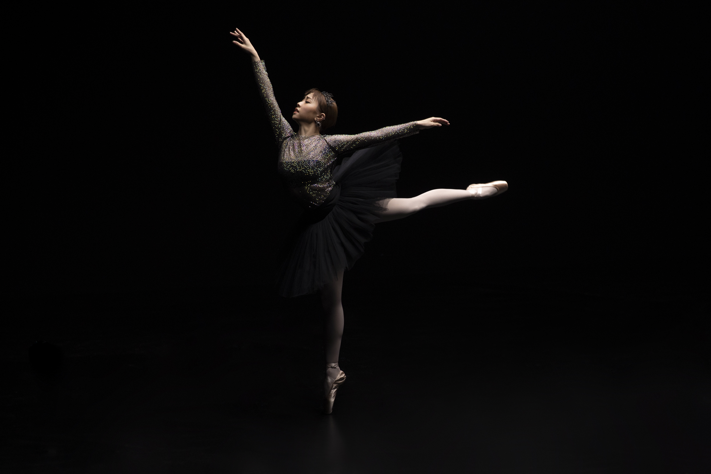 〈絕美〉MV中，艾薇化身黑天鵝，穿上芭蕾舞鞋跳舞。（環球音樂提供）