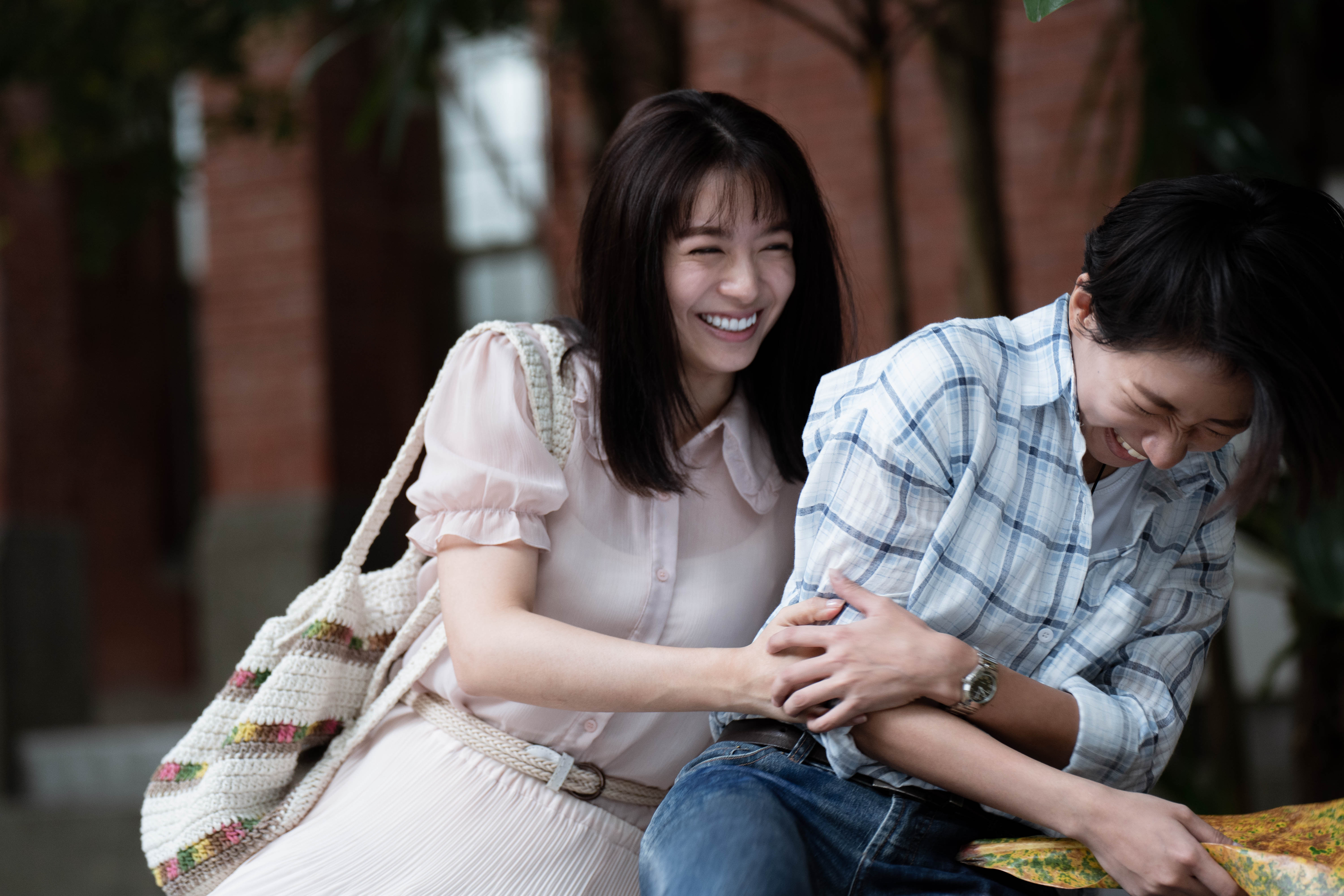 劉倩妏（左）與陳妤在公視台語台電視電影《弓蕉園的秘密》飾演一對女同志。（伊林娛樂提供）