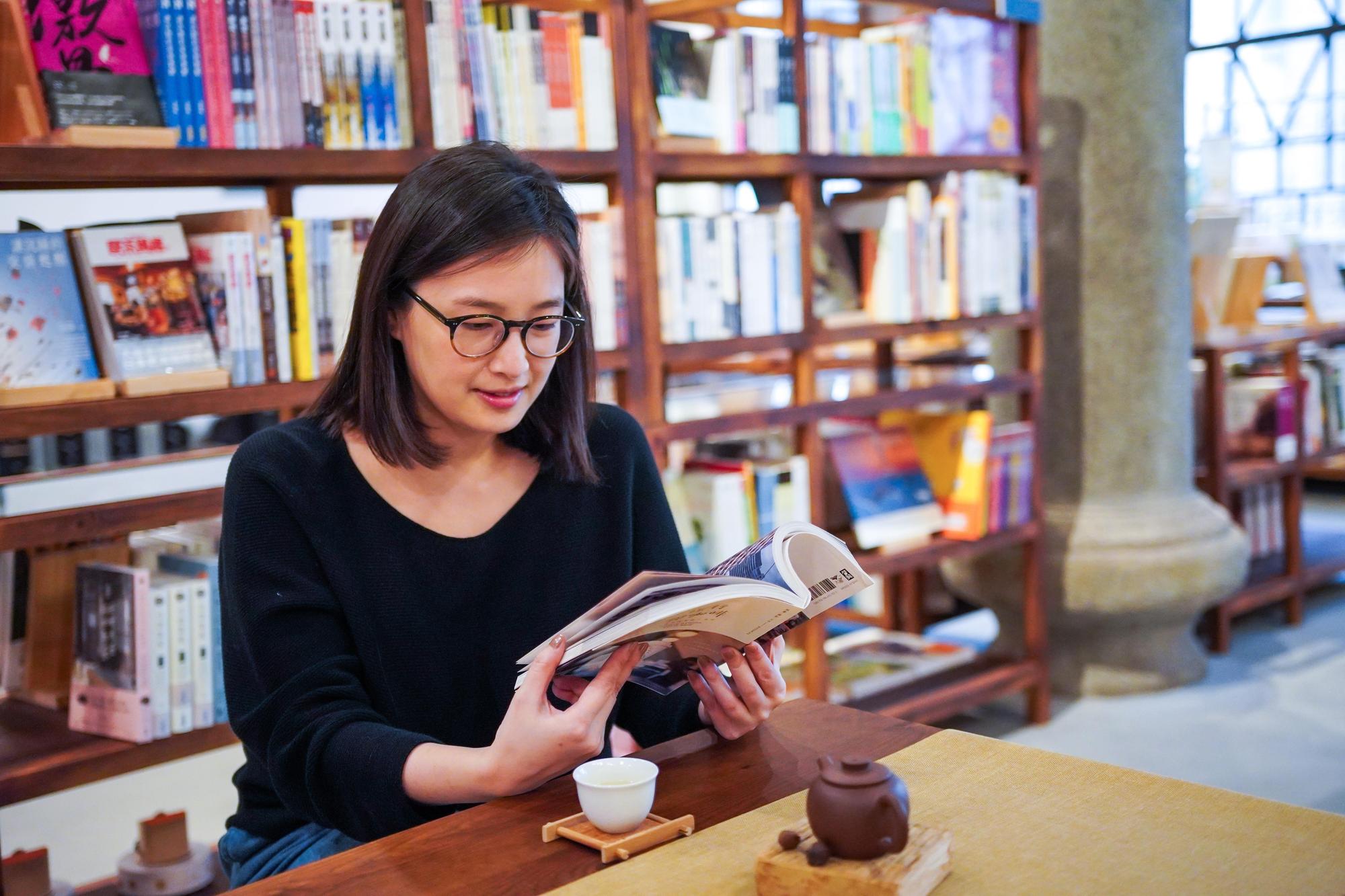 新芳春茶行2樓設有書店及茶席。（台北市文化局提供）