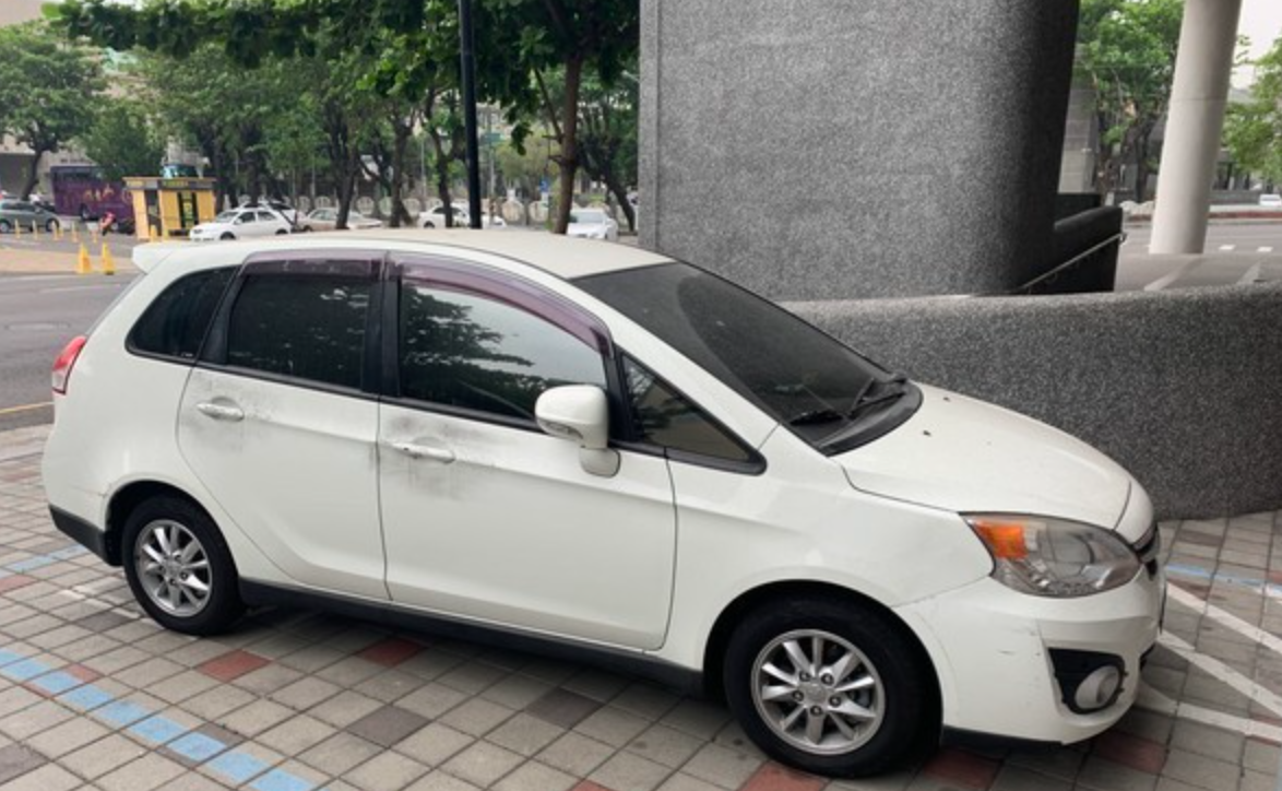 嫌駕駛友人的白色轎車犯案。（翻攝畫面）