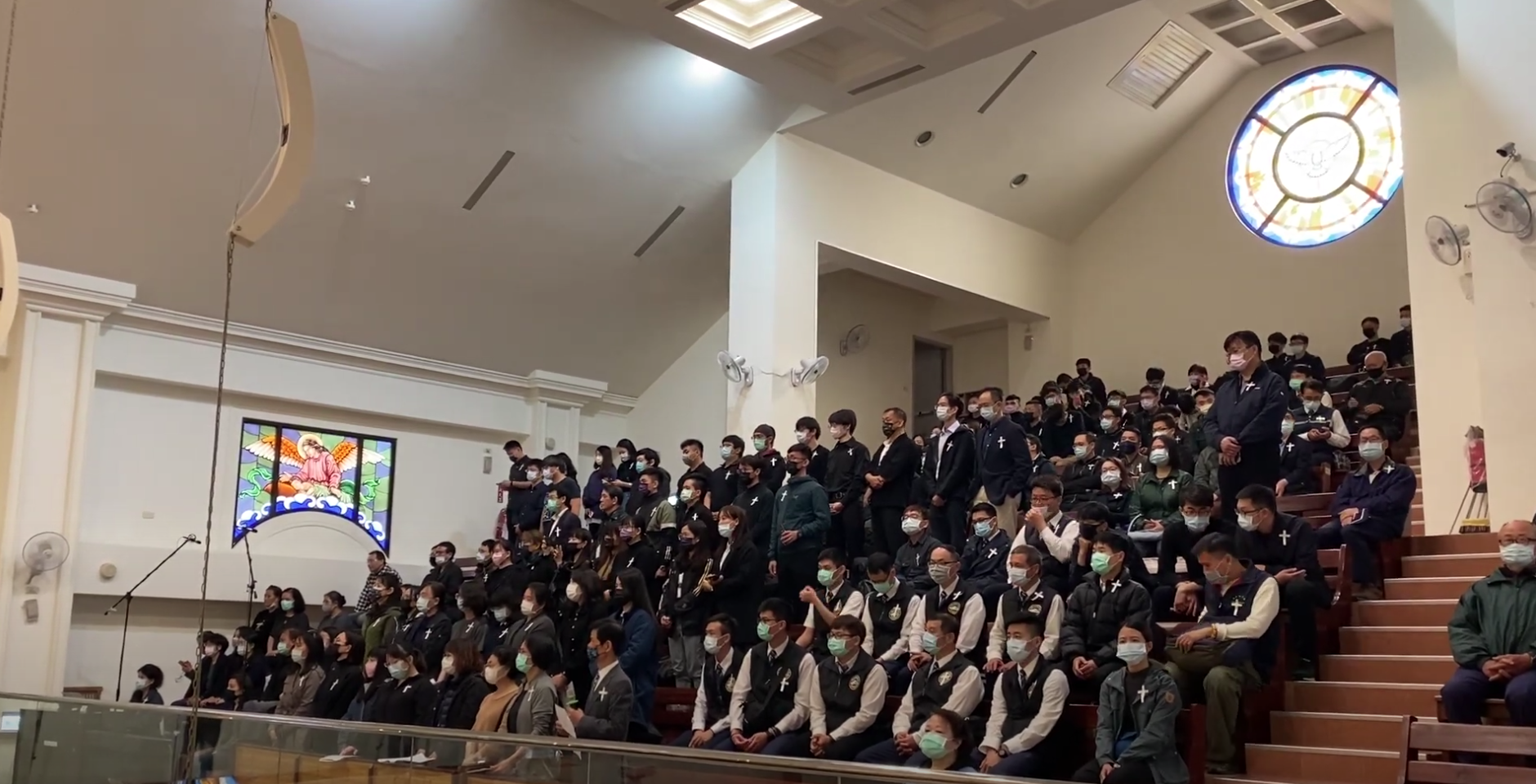 江沛峰的同學好友在追思會上為他獻唱文化大學校歌。（翻攝游雅雯Youtube）