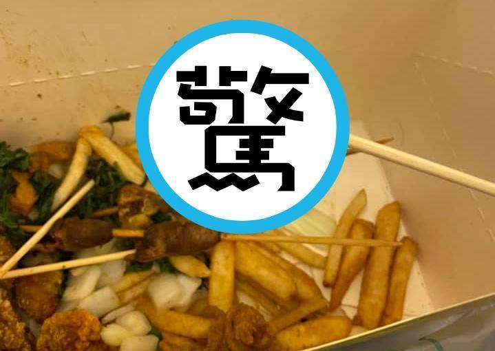 網友買鹽酥雞準備享用,未料炸物中竟出現蝸牛。(翻攝自爆料公社)