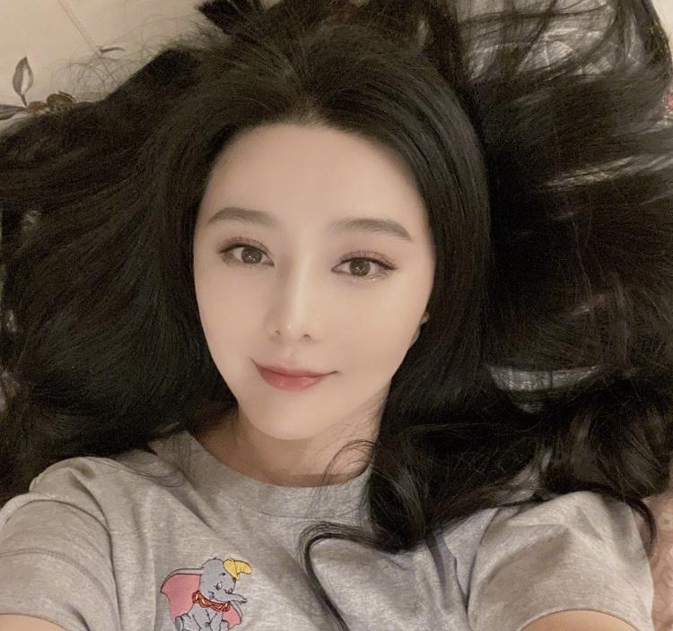 以往范冰冰的招牌黑髮氣質清新出眾，是許多人心目中的女神。（翻攝自微博）