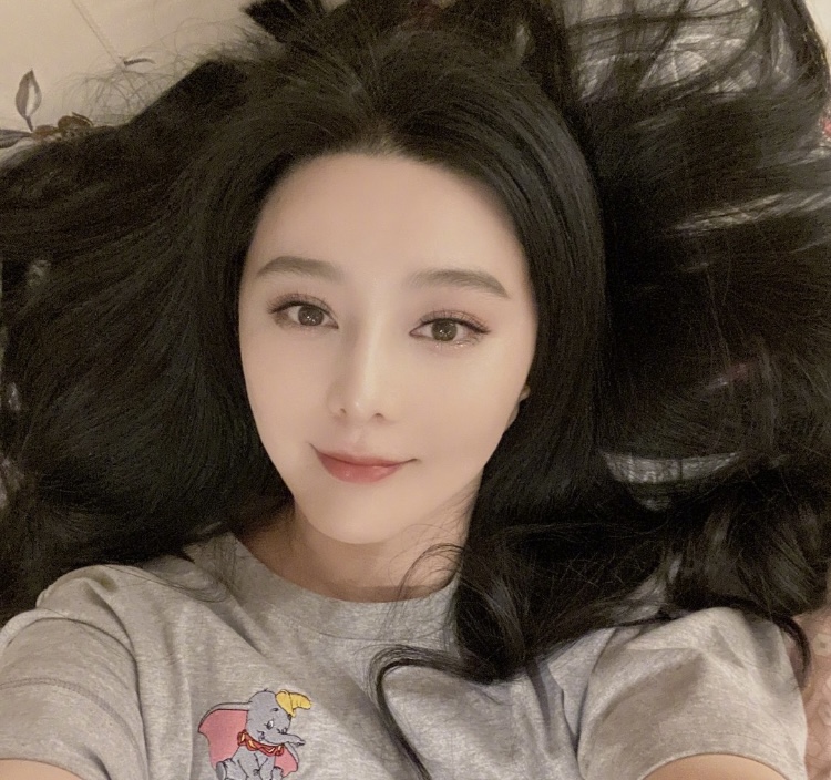 以往范冰冰的招牌黑髮氣質清新出眾，是許多人心目中的女神。（翻攝自微博）