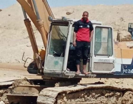 現年28歲的加瓦德是救援「長賜號」的挖土機司機之一,救援期間他們每天必須工作21小時。(翻攝自Abdullah Abdul-Gawad臉書)