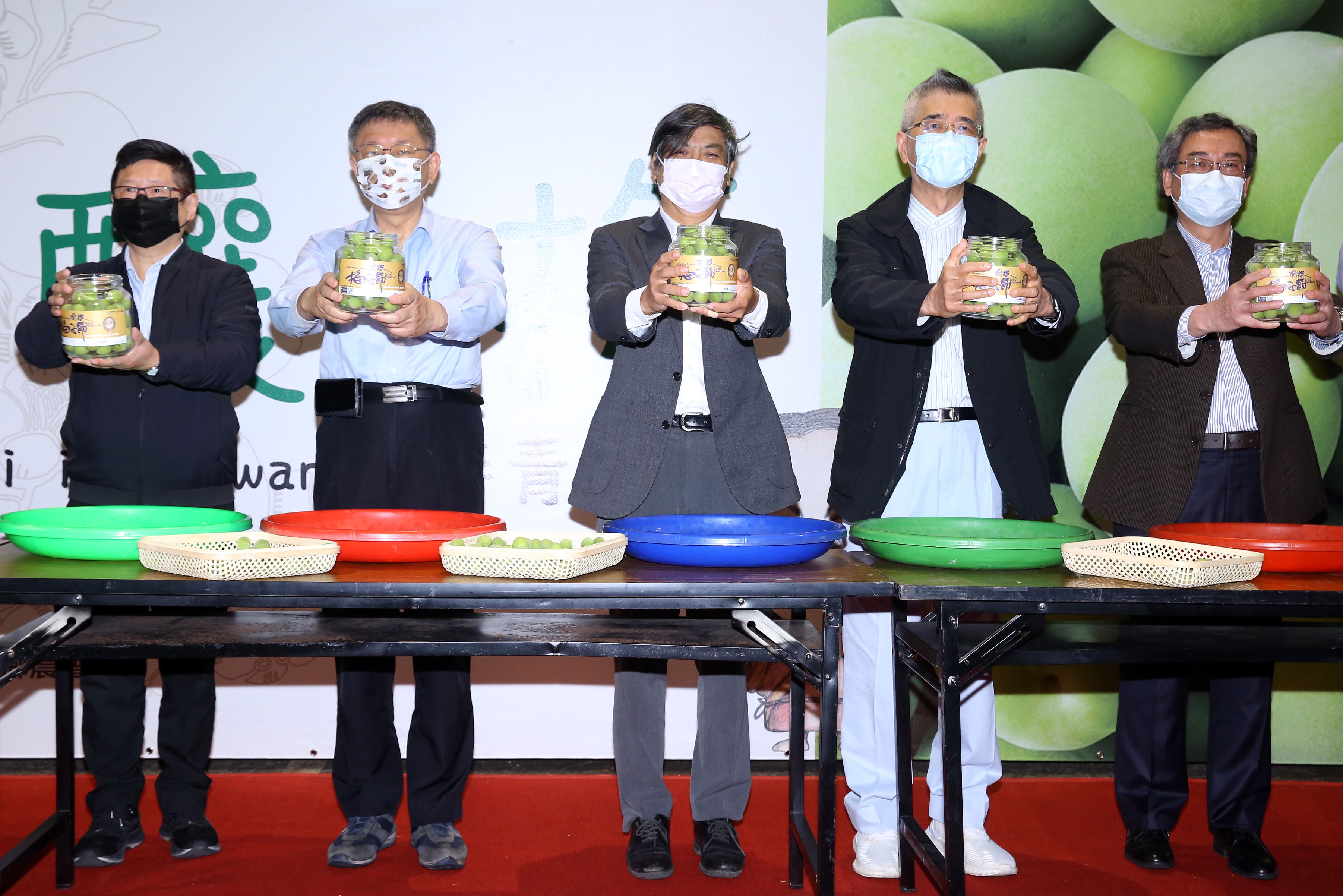 台北市長柯文哲（左2）與信義房屋創辦人周俊吉（右2）一同參加「您釀了梅 脆梅DIY」活動。（信義房屋提供）