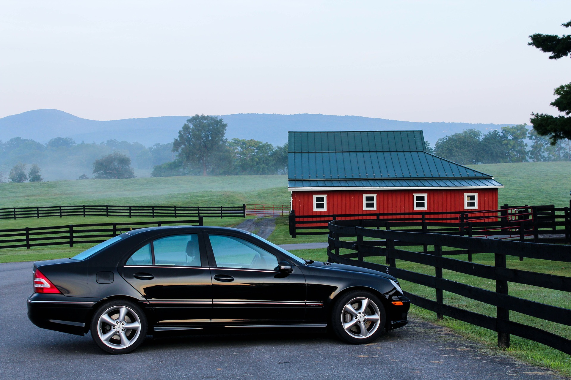結婚多年的夫婦性生活平淡，決定到野外來場車震。（示意圖，pixabay）