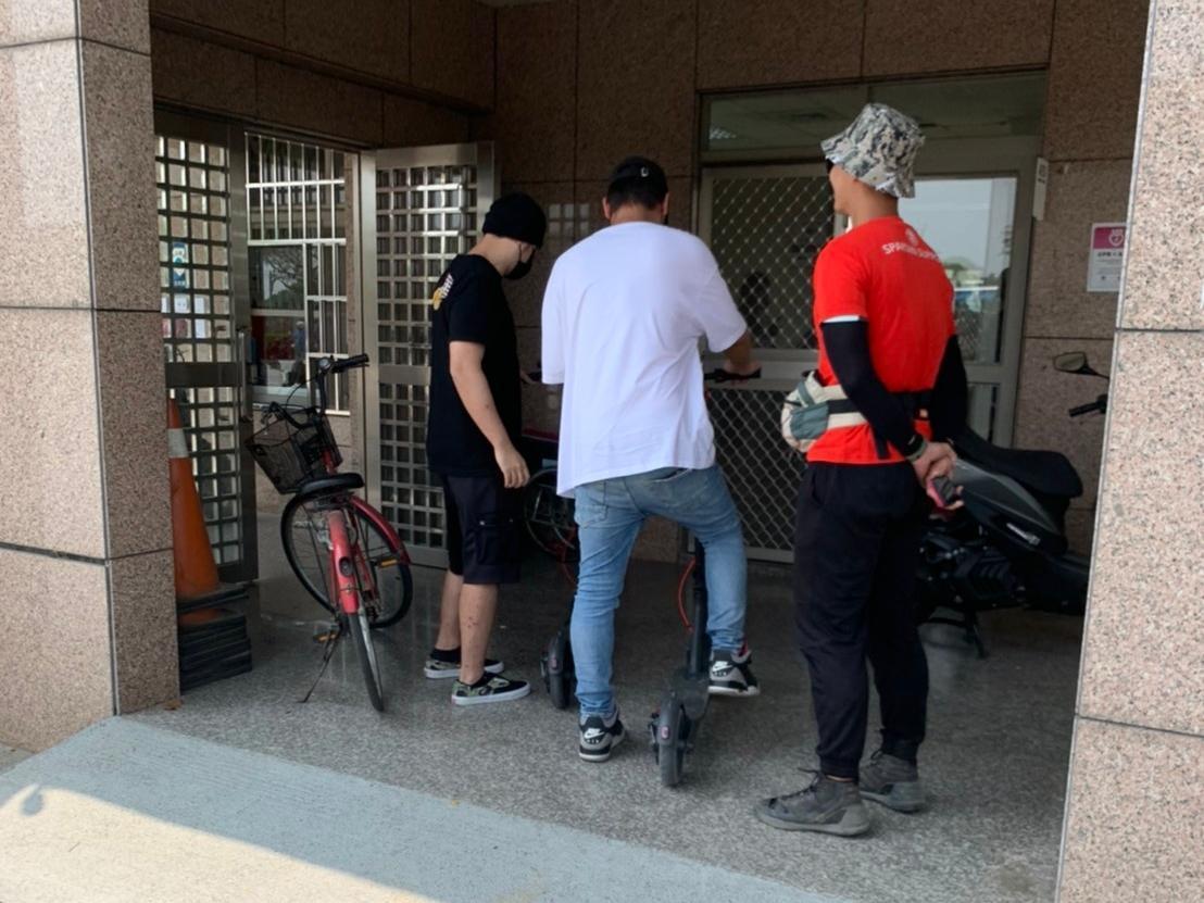 周董(左)陪女兒小周周參加競賽,展現天王落落大方的態度。(讀者提供)