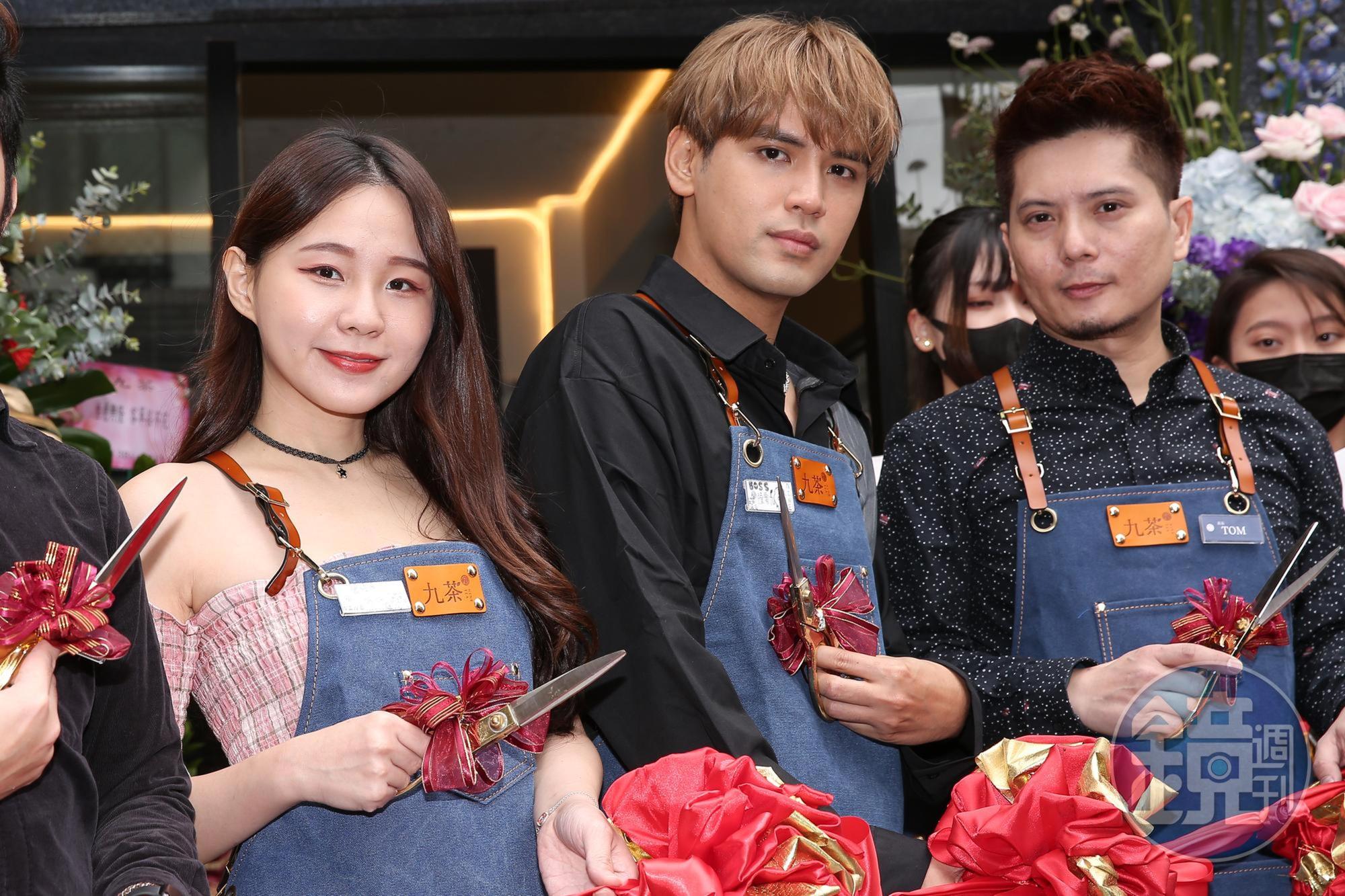 陳零九（中）創第3個副業「Nine Tea 九茶」手搖飲料店，與同為股東的女友呼呼（左）一同剪綵。