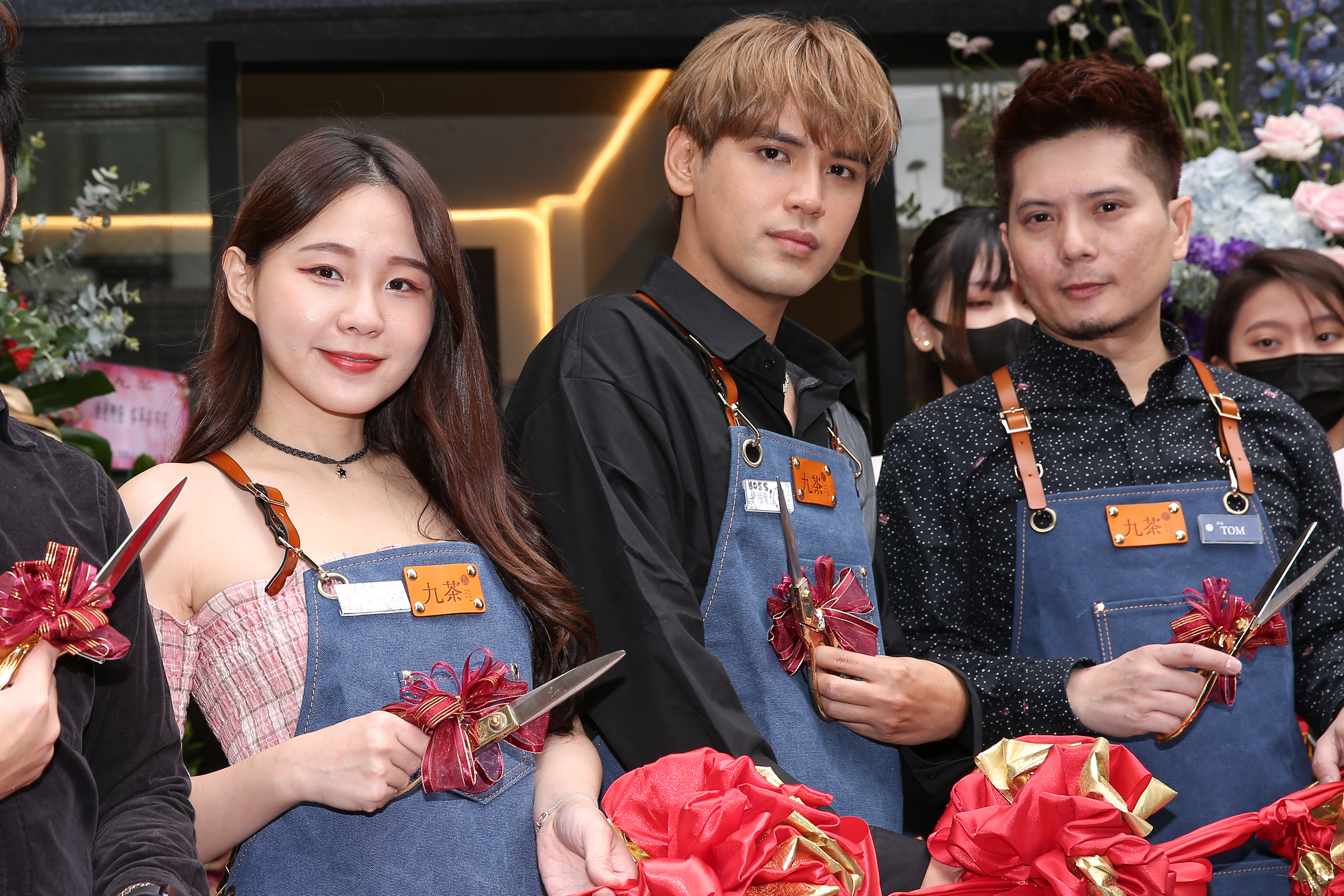 陳零九（中）創第3個副業「Nine Tea 九茶」手搖飲料店，與同為股東的女友呼呼（左）一同剪綵。