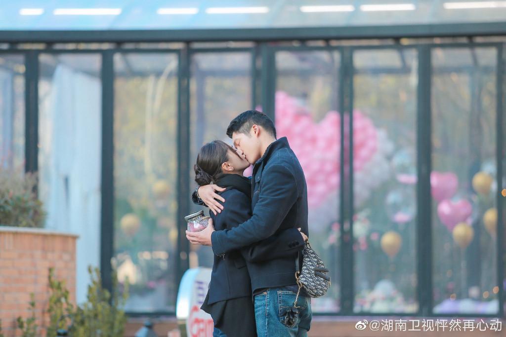 節目中王子文與吳永恩配對成功,2人擁吻閃瞎網友。(翻攝自《怦然再心動》微博)