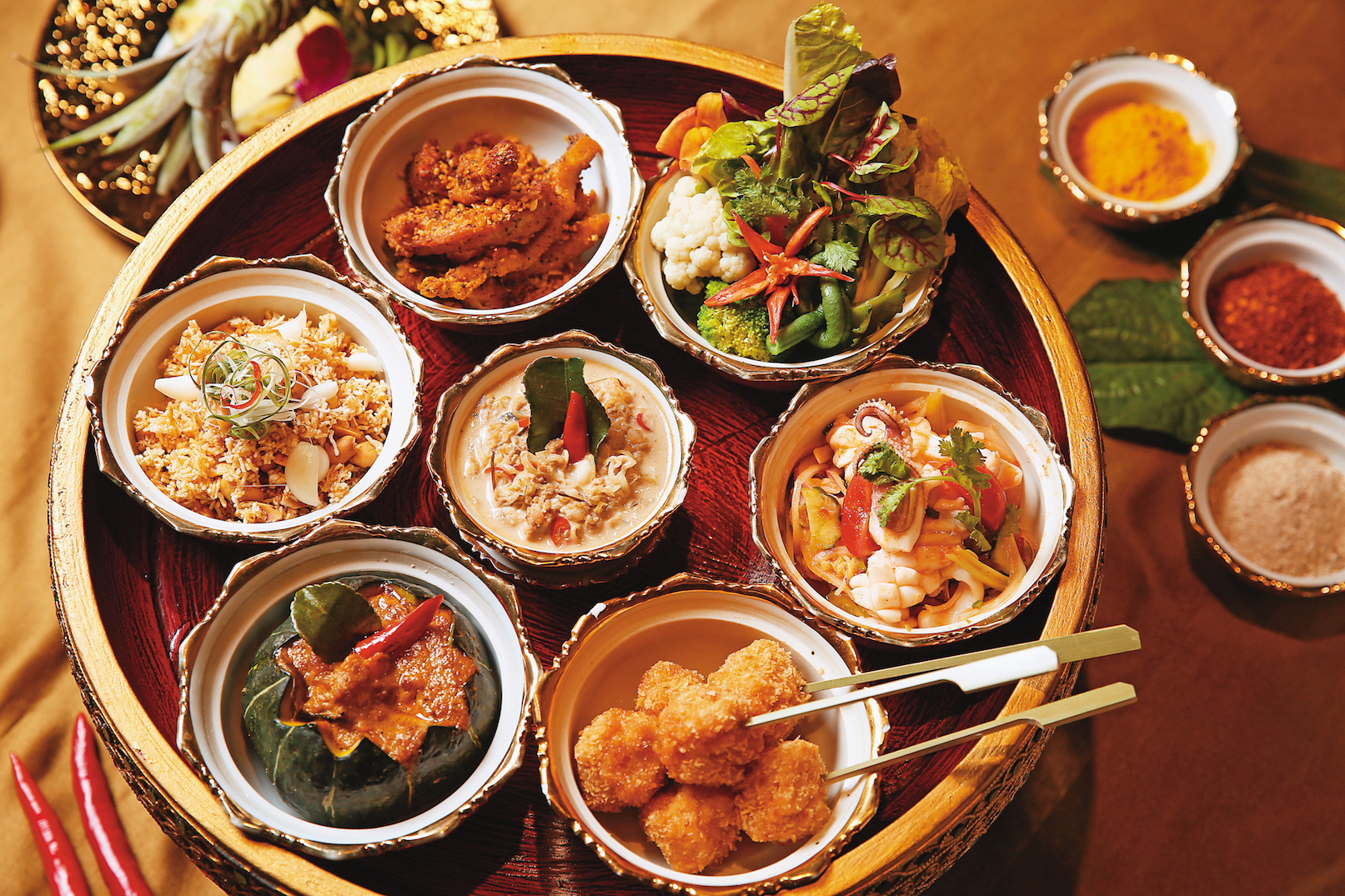 蘆洲「樂泰泰式餐廳」推出泰國宮廷料理，如有帝王餐雅稱的「Khan-Toke (砍豆) 」。（880元／份）