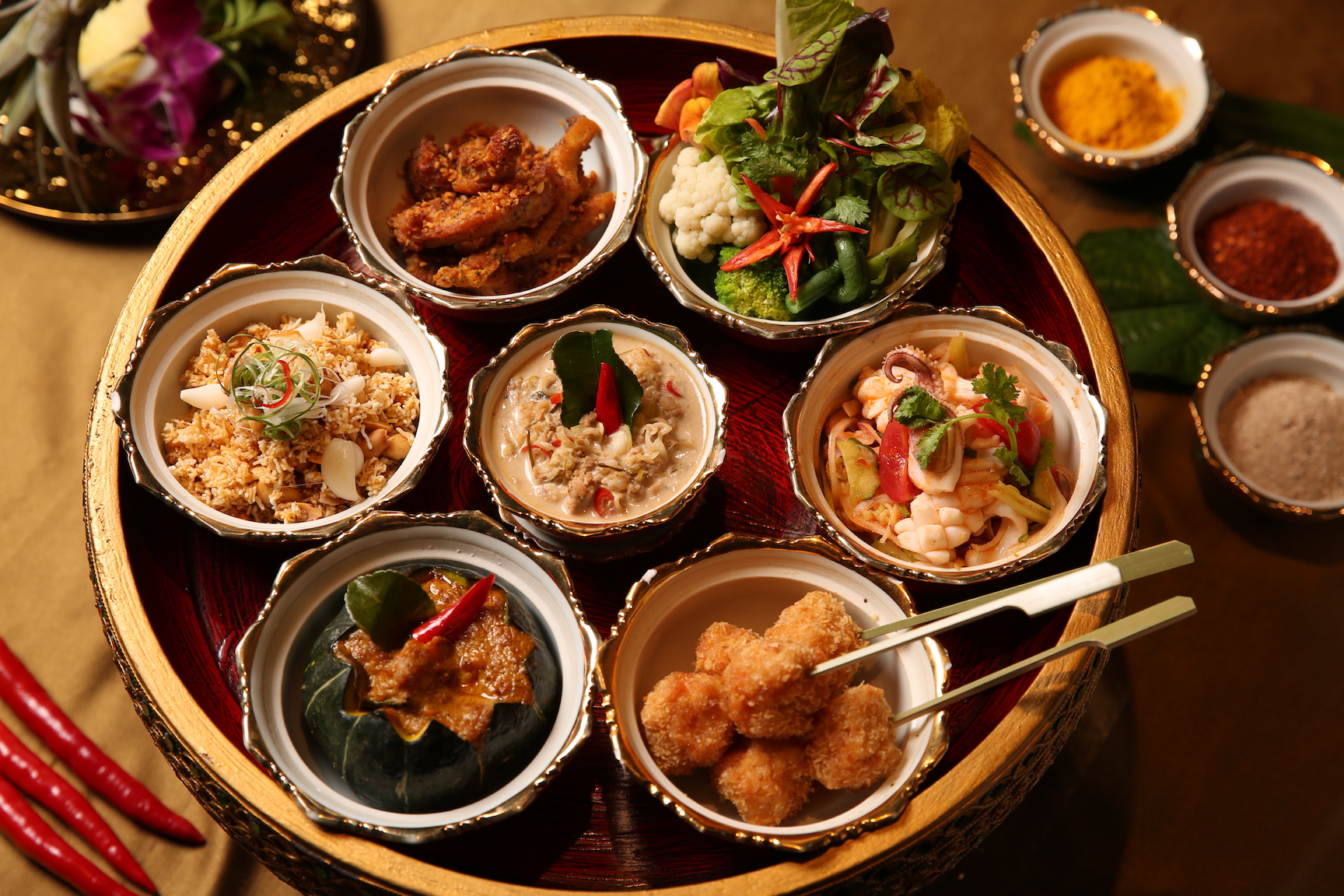 「Khan-Toke (砍豆) 」有帝王餐的雅稱，做工繁複，每個餐期限量3份。（880元／份）