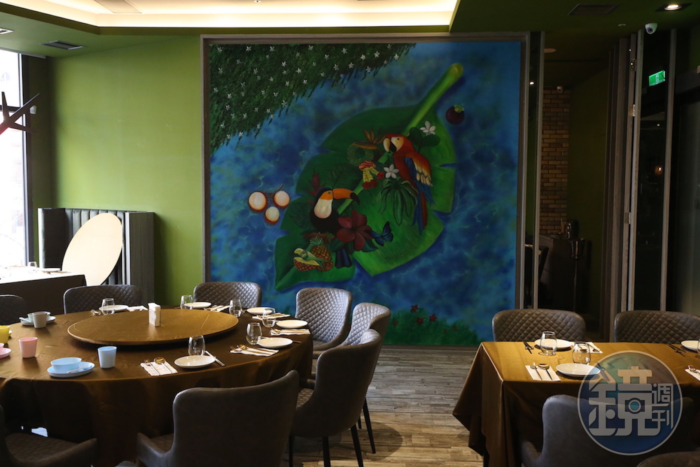 樂泰2樓有圓桌、沙發區與包廂，適合多人聚餐。