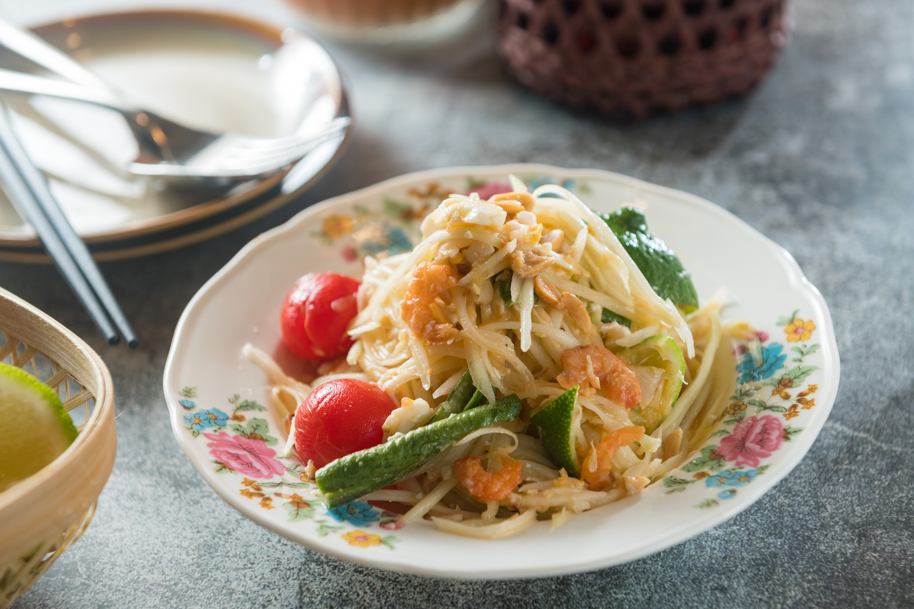 獲得紐約米其林一星的泰菜「頌丹樂」主打泰國東北伊善料理，青木瓜沙拉為亮點。