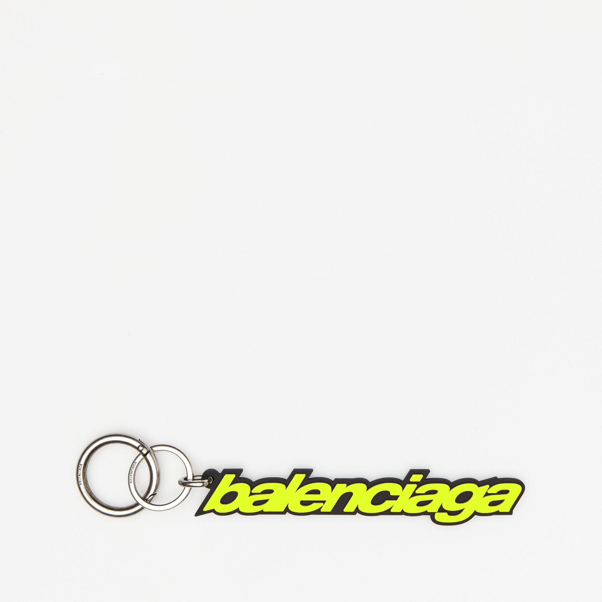 每一個Neo Classic Used復古版手袋均配有標識橡膠鑰匙扣。(BALENCIAGA提供)
