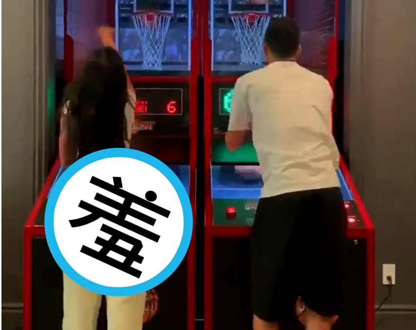 凱莉珍娜與NBA球星布克玩投籃機。(翻攝自推特)