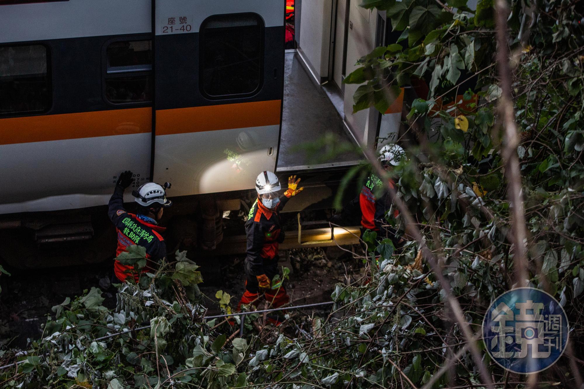 台鐵408車次的太魯閣號因撞工程車翻覆，導致49死211傷的悲劇。