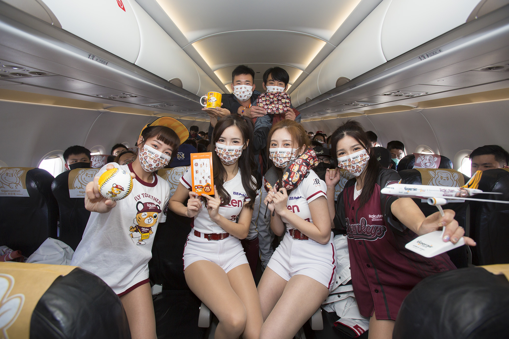台灣虎航與樂天桃猿棒球隊於4月11日舉辦「台虎樂猿．10號應猿團」微旅行，邀請當家投手王溢正、黃子鵬與樂天女孩籃籃、羚小鹿、菲菲、若潼等人與球迷一起在高空應猿同樂。