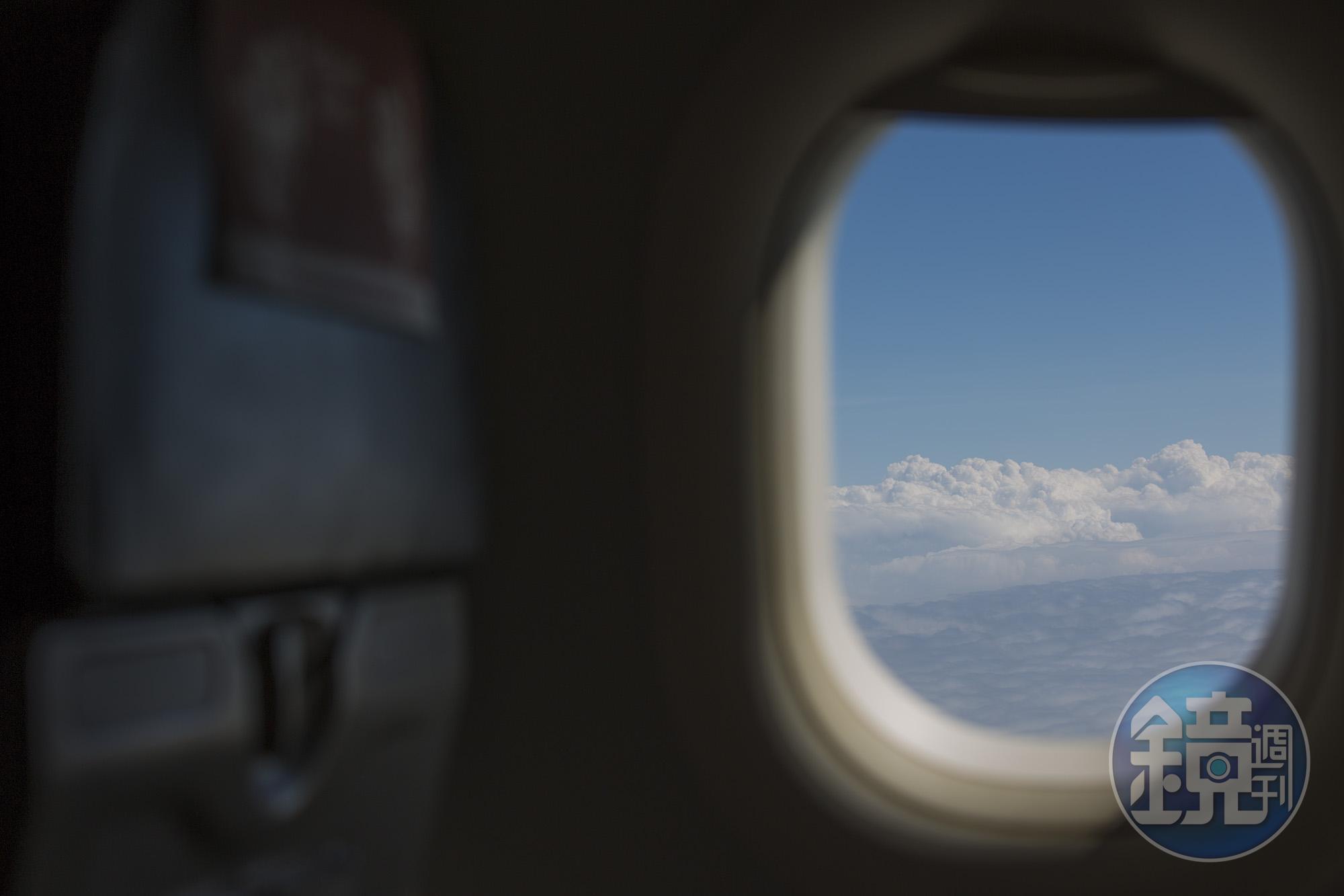 隨著窗邊的風景轉換成高空上的雲朵，許多球迷都表示體驗過微旅行後，更像嚮往未來國門解禁的時刻。