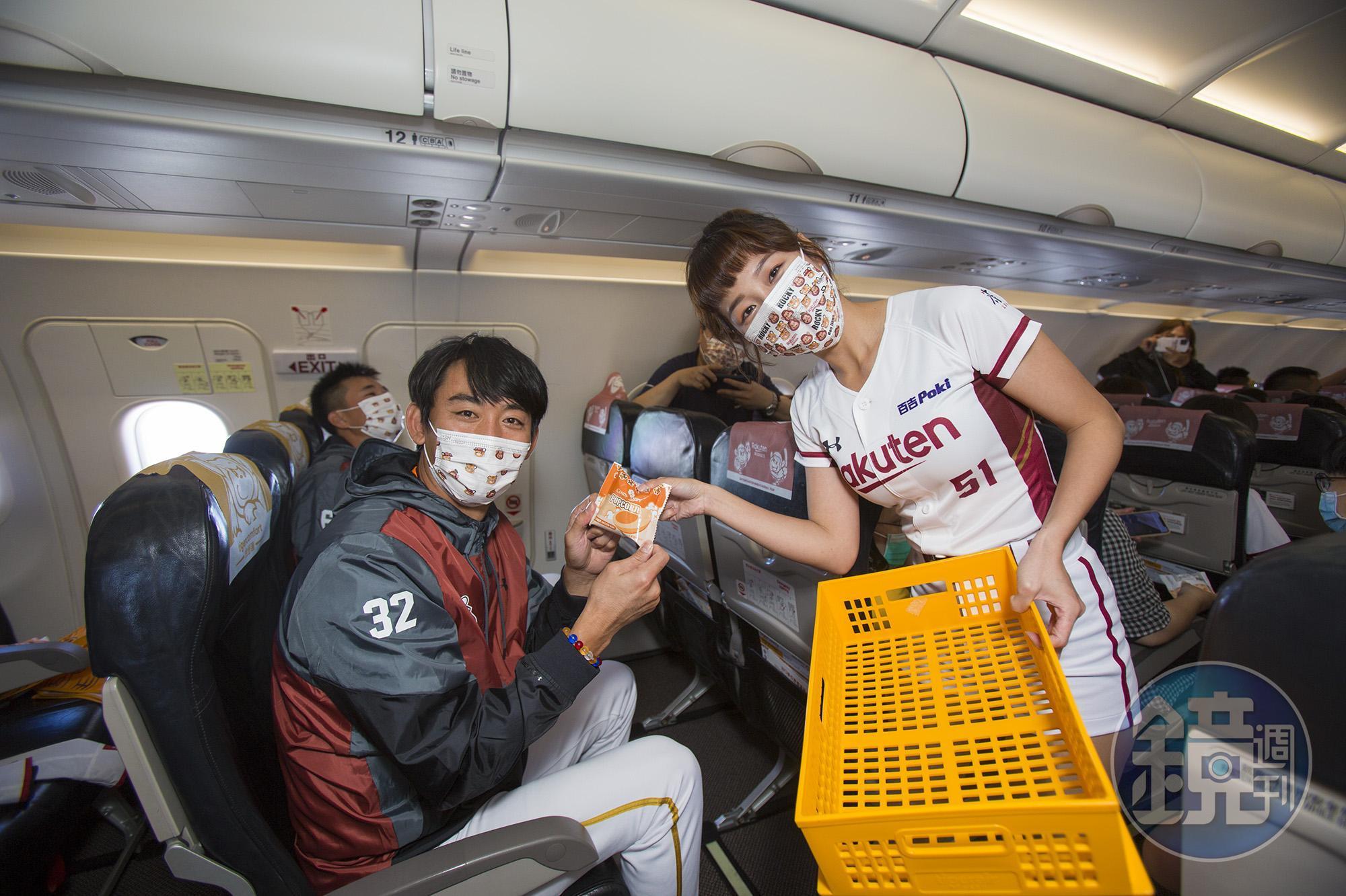 球迷在飛機上幾乎是跟球員與樂天女孩超近距離接觸。