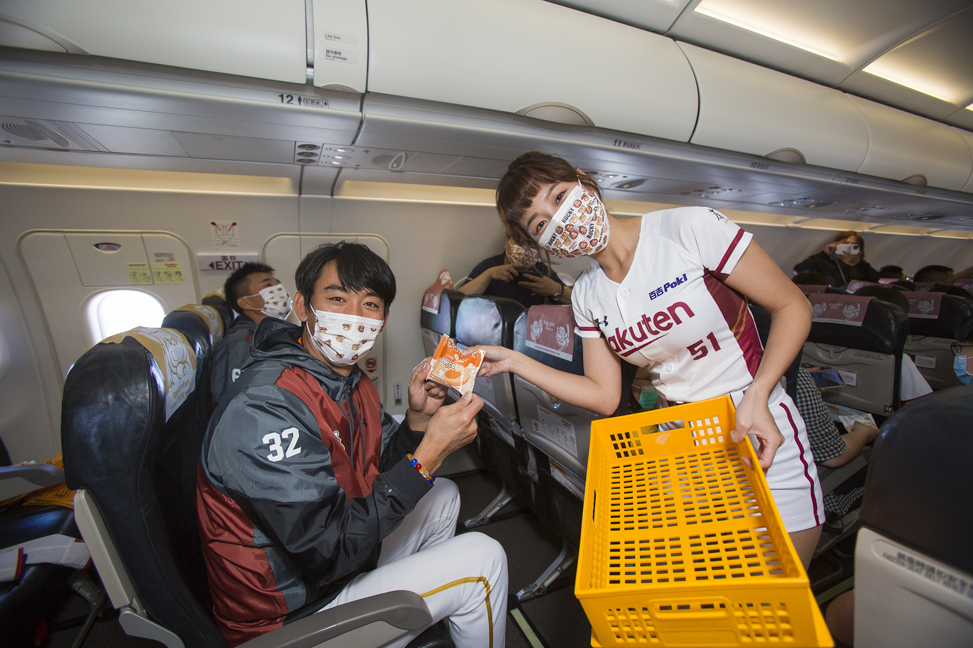 球迷在飛機上幾乎是跟球員與樂天女孩超近距離接觸。