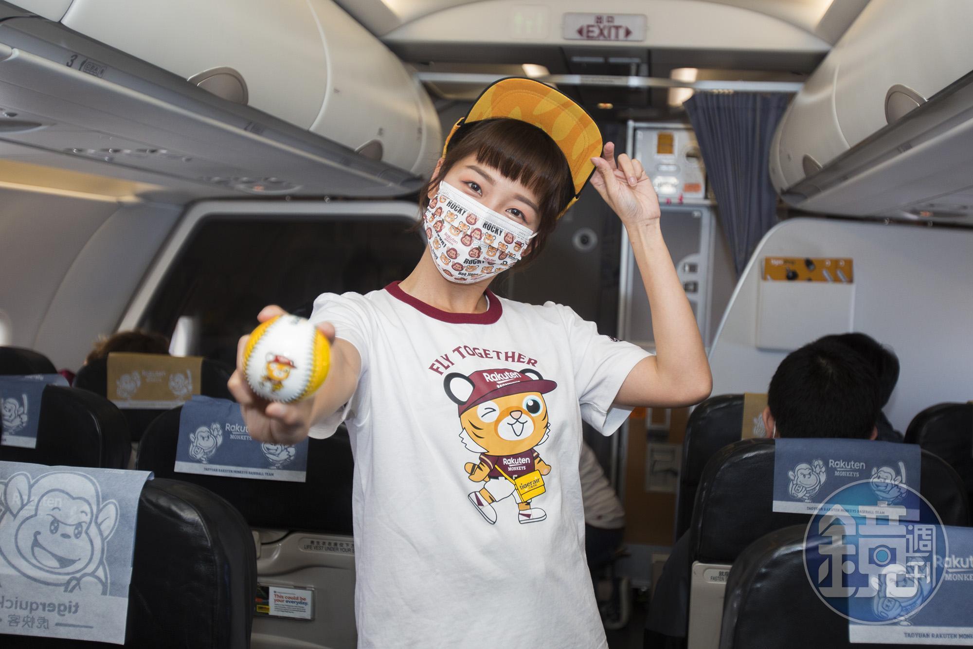籃籃身上穿的T Shirt、球帽與簽名球都能在虎航網站預訂。