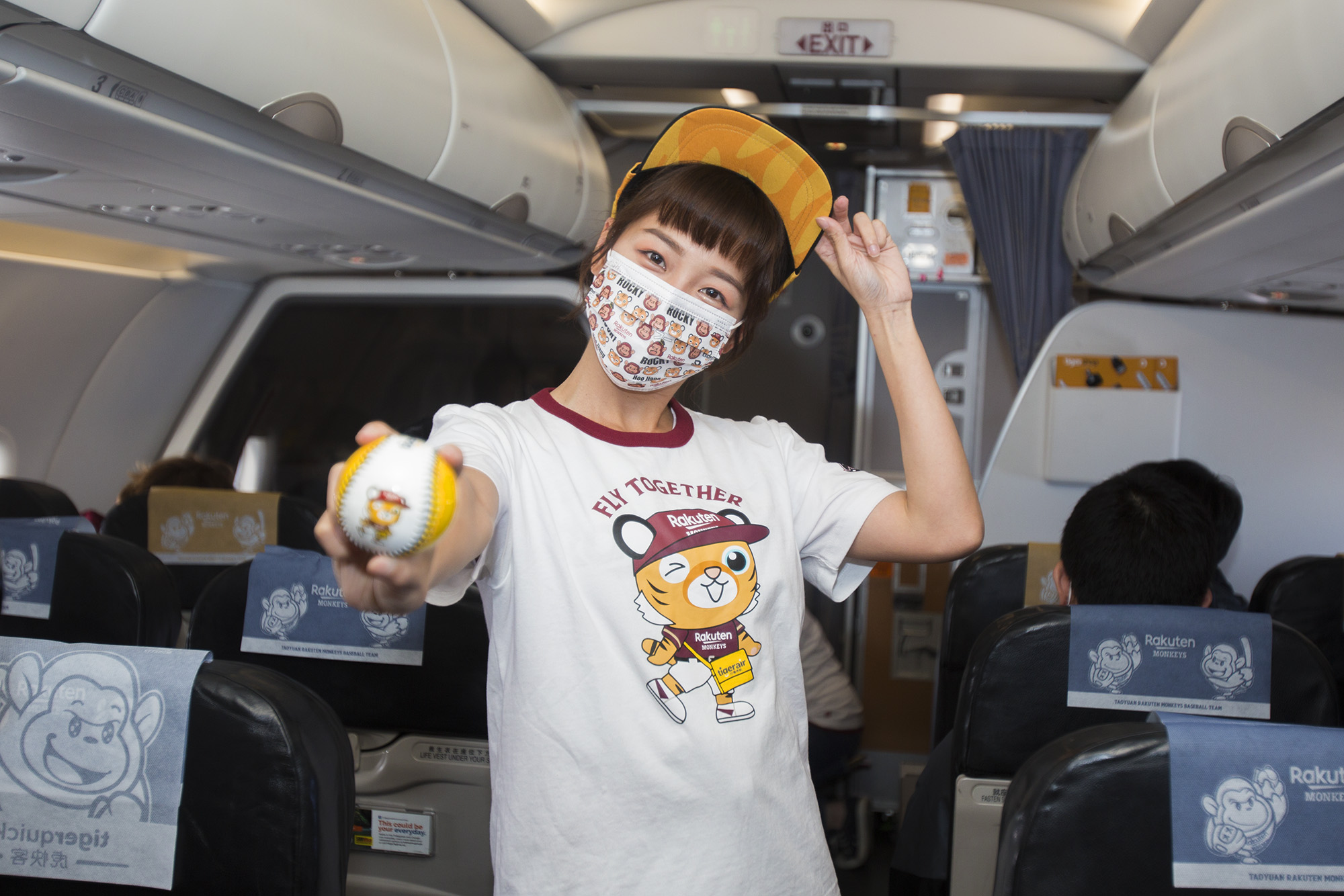 籃籃身上穿的T Shirt、球帽與簽名球都能在虎航網站預訂。