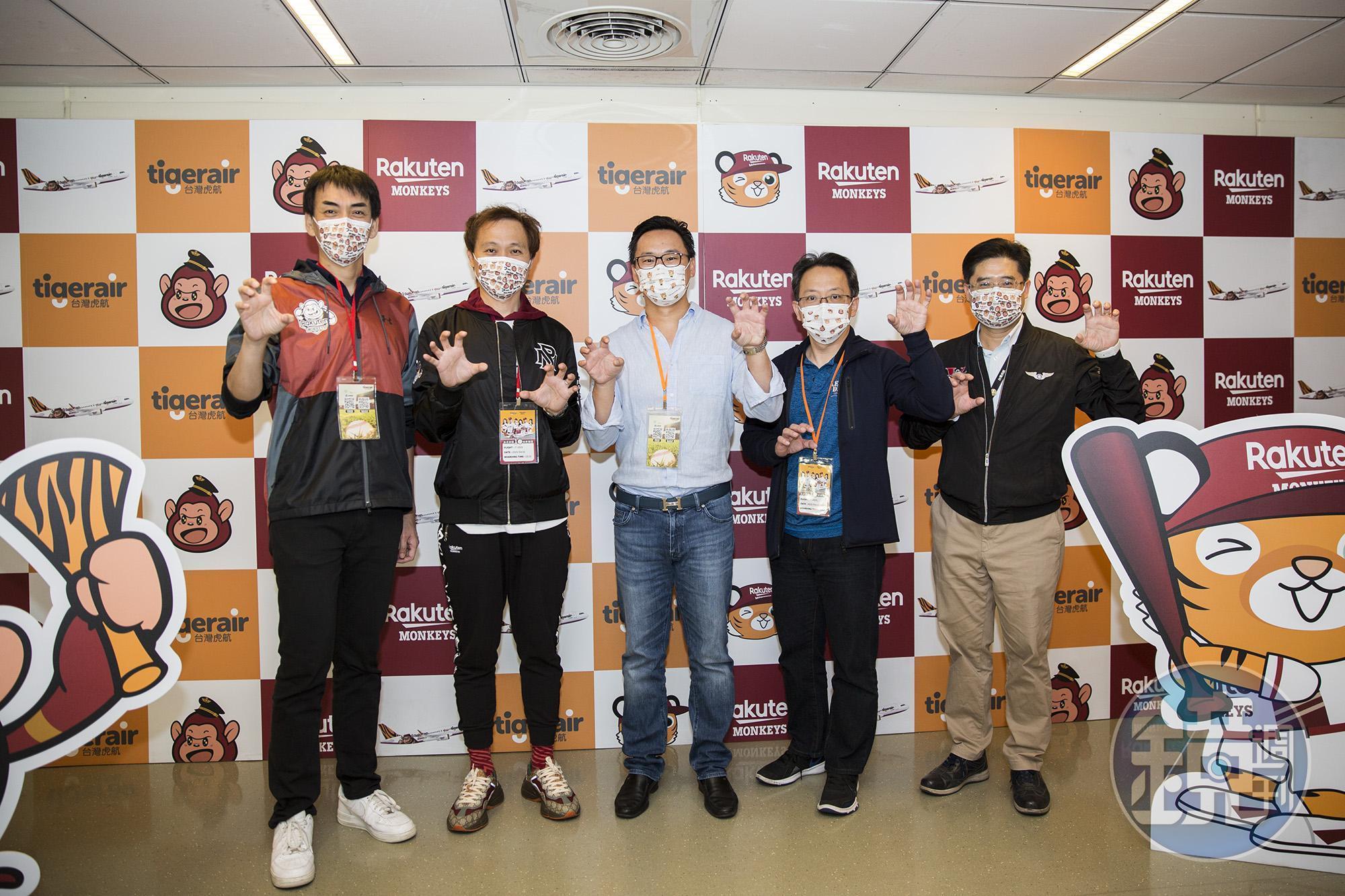 台灣虎航董事長陳漢銘（中）表示，接下來虎航還將攜手樂天桃猿隊一起舉辦多項聯名活動。