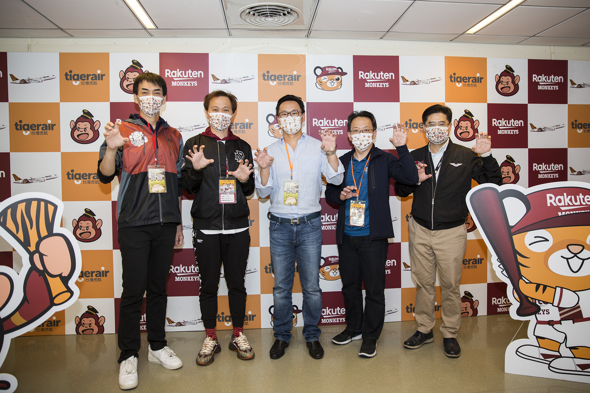 台灣虎航董事長陳漢銘（中）表示，接下來虎航還將攜手樂天桃猿隊一起舉辦多項聯名活動。
