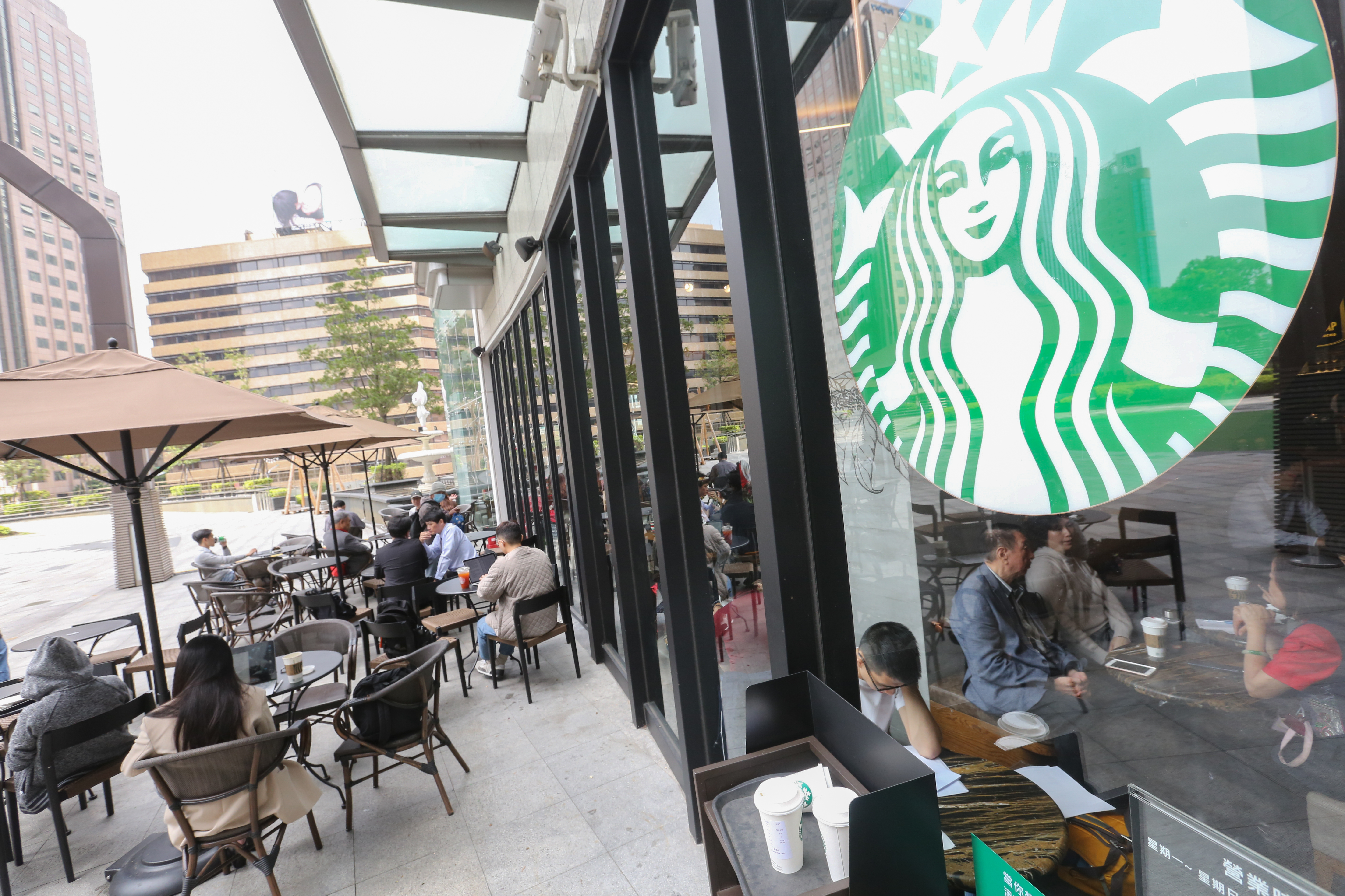 星巴克今起連續5天祭出買一送一優惠。（本刊資料照）