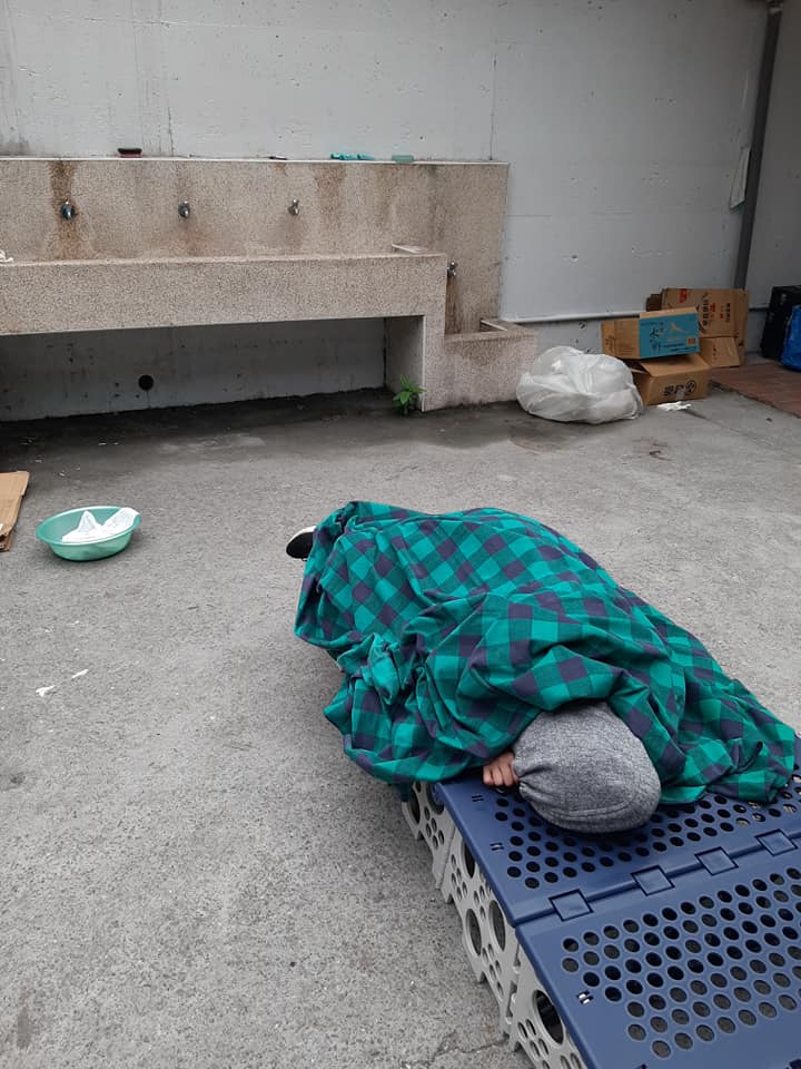 修復師累了就用簡單的塑膠床板拼成床，倒頭就睡。（翻攝自王薇君臉書）