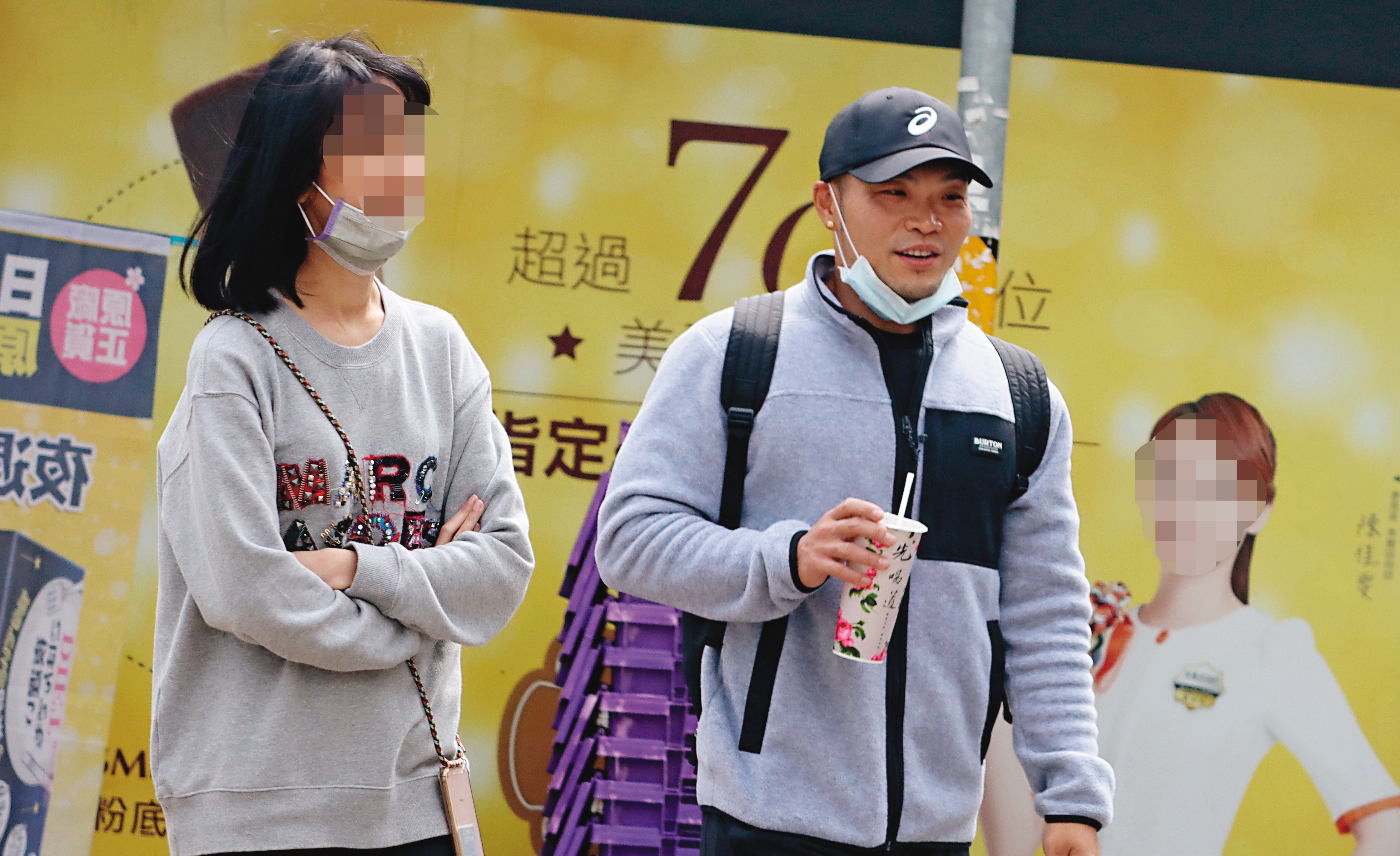 4/6 14：01 為了存錢時常步行的李玖哲，一派輕鬆與女同事漫步台北街頭，有說有笑。