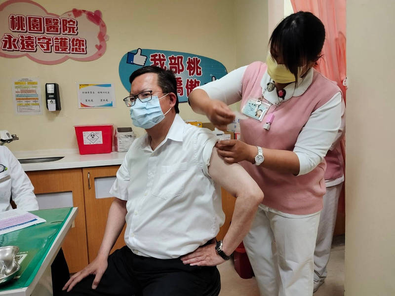鄭文燦今日一早至桃園醫院接種AZ疫苗，成為全台縣市首長第一人。（桃園市府提供）