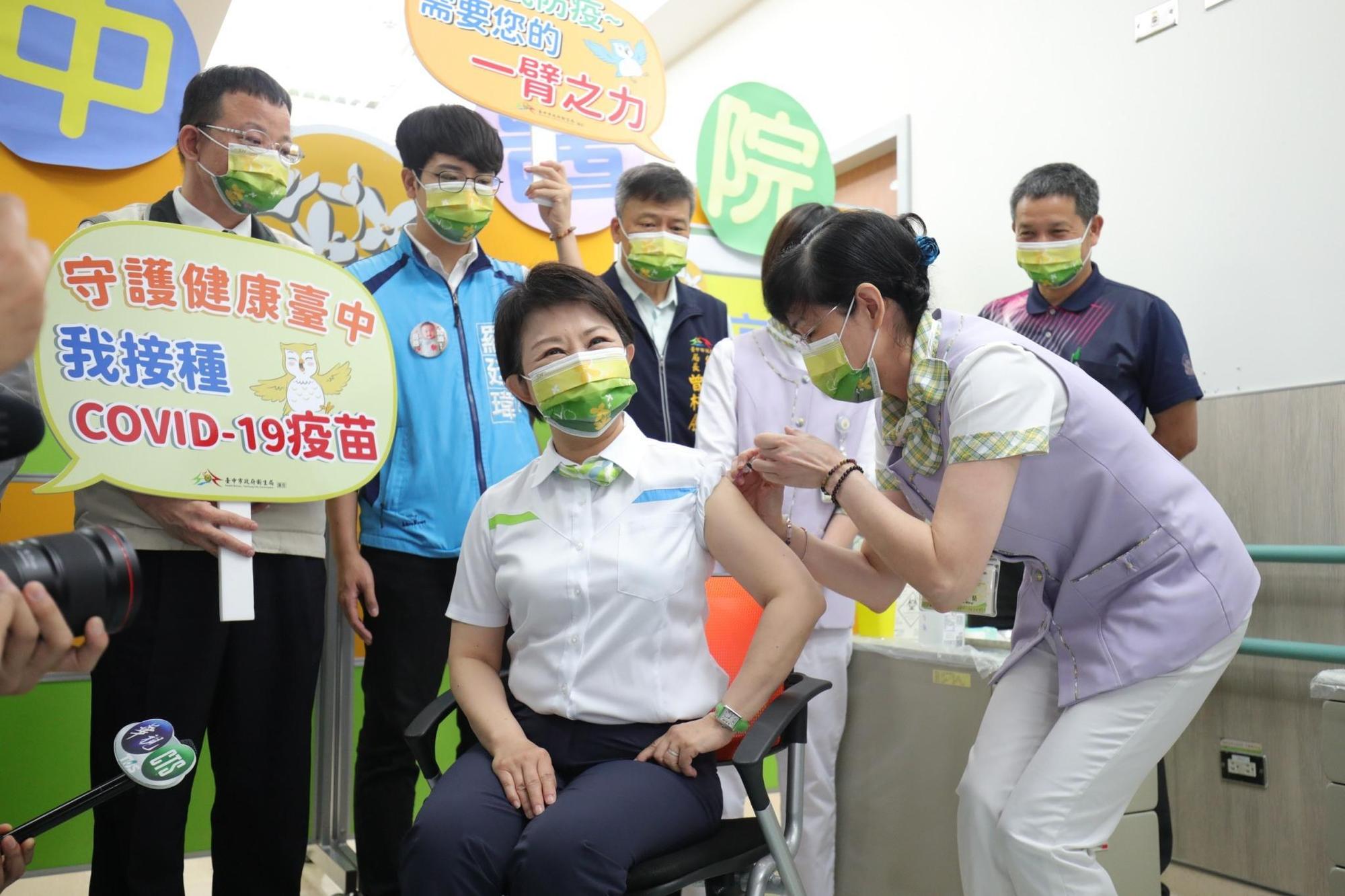 台中市長盧秀燕即使家人擔心,仍以身為地方首長具防疫責任帶頭接種疫苗。(台中市政府提供)