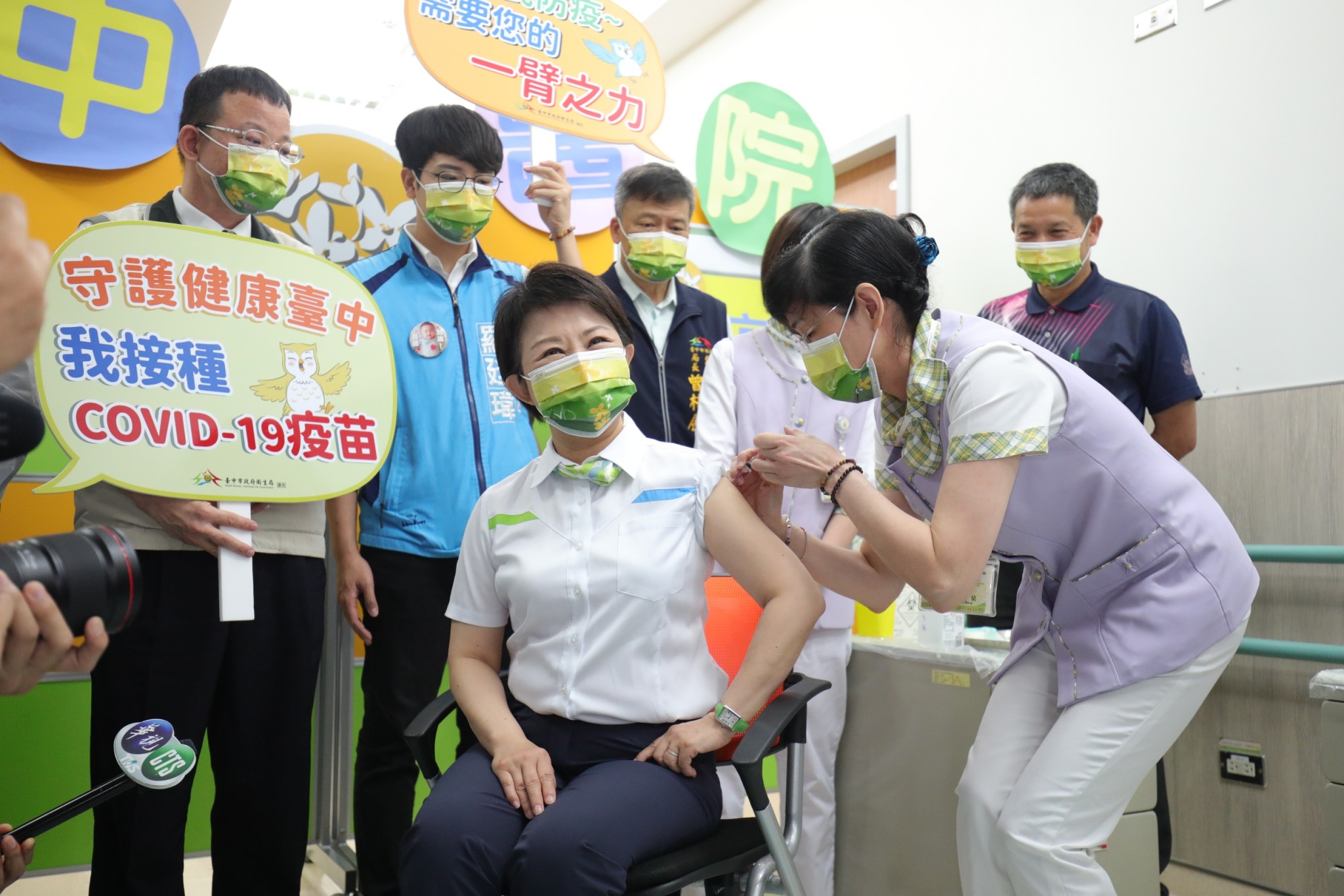 台中市長盧秀燕即使家人擔心，仍以身為地方首長具防疫責任帶頭接種疫苗。（台中市政府提供）