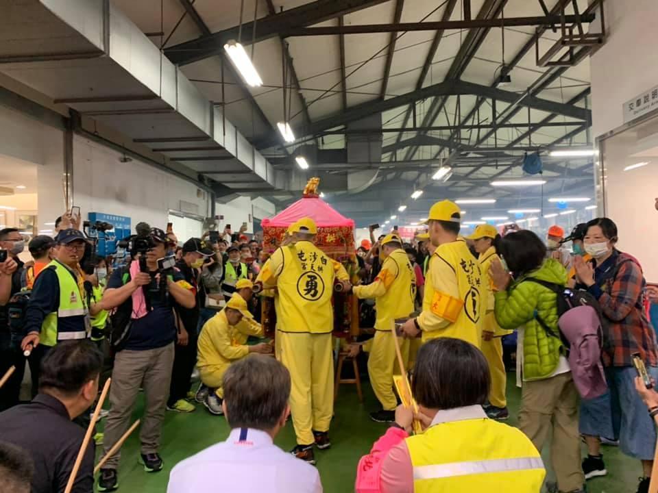 白沙屯媽祖今天凌晨停轎在苑裡TOYOTA車廠。（翻攝白沙屯拱天宮粉絲專頁）
