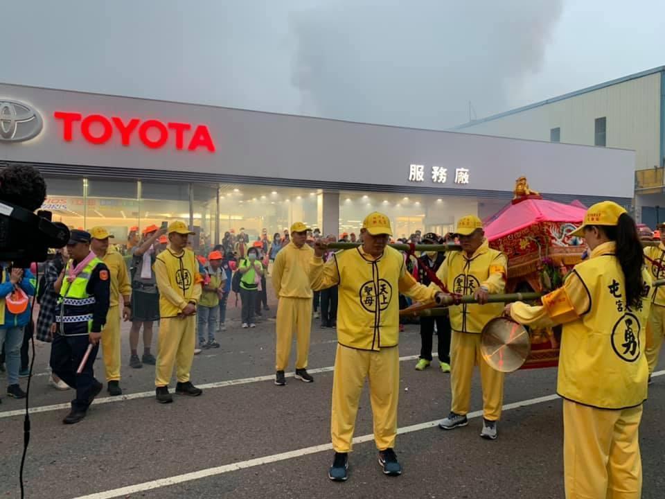 白沙屯媽祖今天凌晨停轎在苑裡TOYOTA車廠。（翻攝白沙屯拱天宮粉絲專頁）