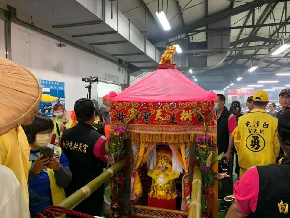 白沙屯媽祖今天凌晨停轎在苑裡TOYOTA車廠。（翻攝白沙屯拱天宮粉絲專頁）