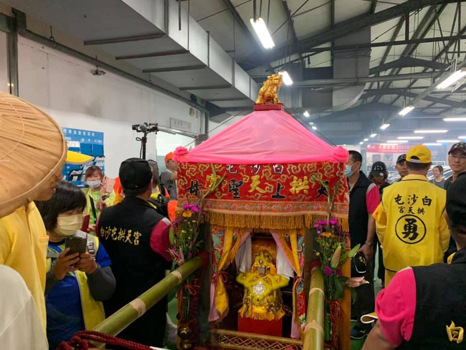 白沙屯媽祖今天凌晨停轎在苑裡TOYOTA車廠。（翻攝白沙屯拱天宮粉絲專頁）