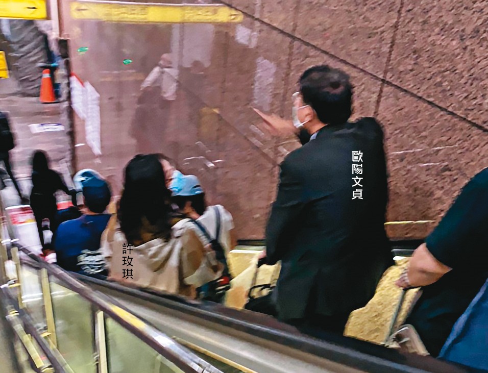 去年10月歐陽文貞與院內研究倫理委員會委員許玫琪，一同搭火車前往東部出差，交談時深情款款。（讀者提供）