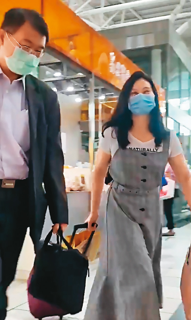 歐陽文貞與義守大學女教授許玫琪搭火車到東部，2人一路有說有笑。（讀者提供）