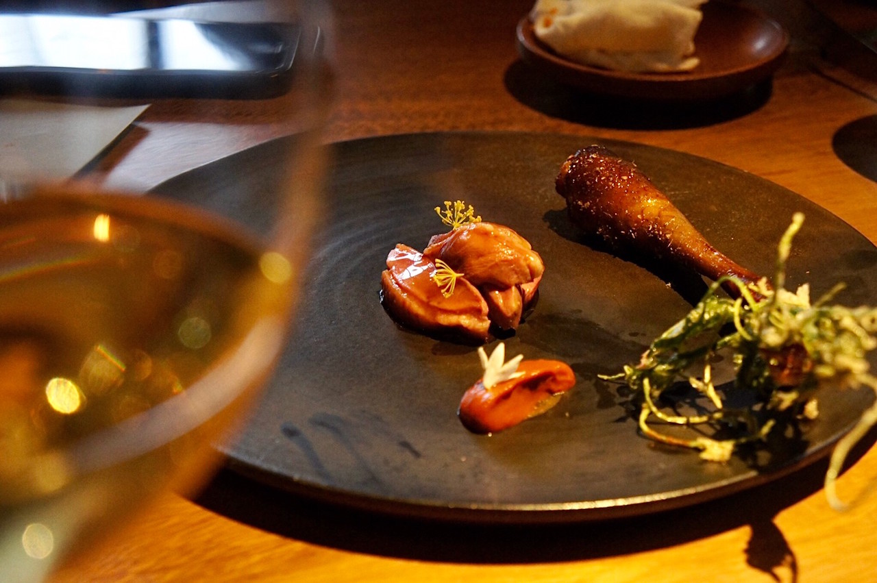 「乳鴿」得挑選28天未放血的屏東乳鴿，加白蘭地、紹興等醉雞手法表現鴿胸質地；再加鴨肝、孜然及香草籽，以港式脆皮雞技法處理鴿腿。