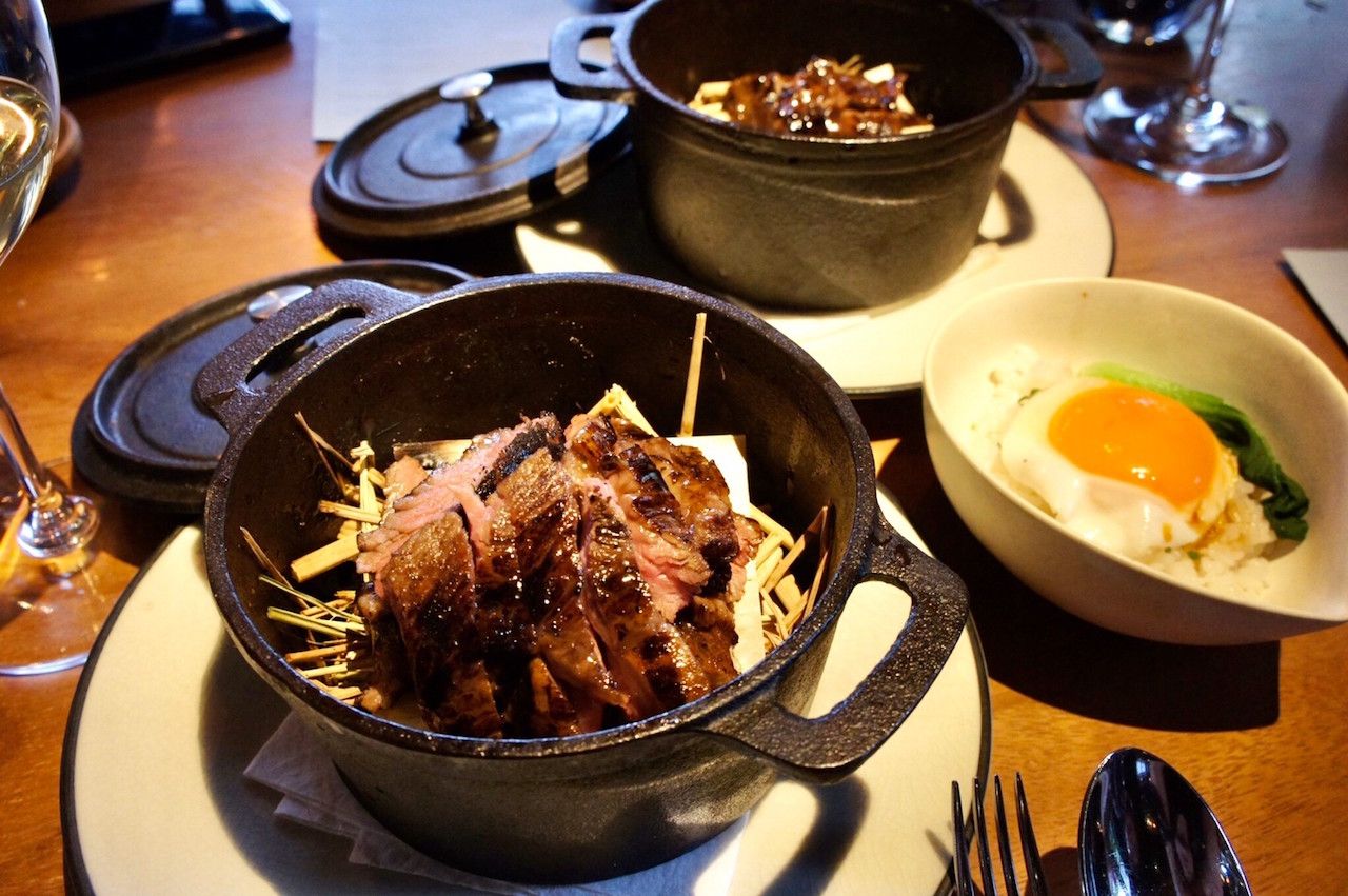 靈感來自港式黯然銷魂飯的「伊比利豬． 越光米． 蜂蜜」，指定伊比利豬上蓋肉加蜂蜜，以炭烤的方式製作叉燒。