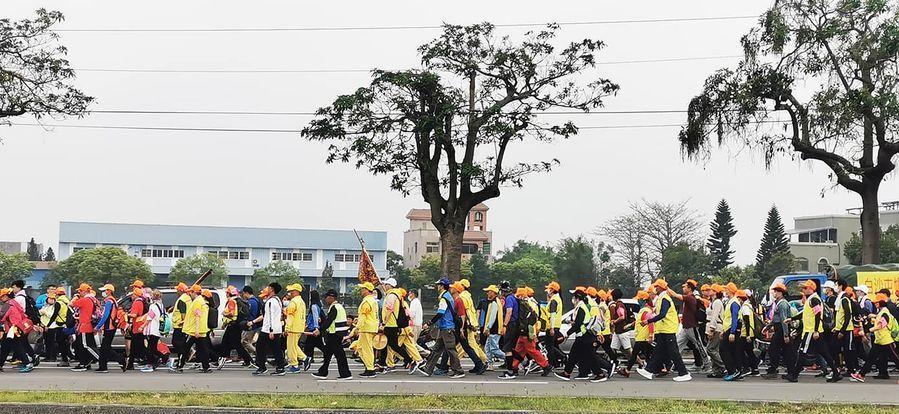 白沙屯媽祖遶境，08：00頭旗過大安溪橋。（翻攝白沙屯拱天宮粉絲專頁）