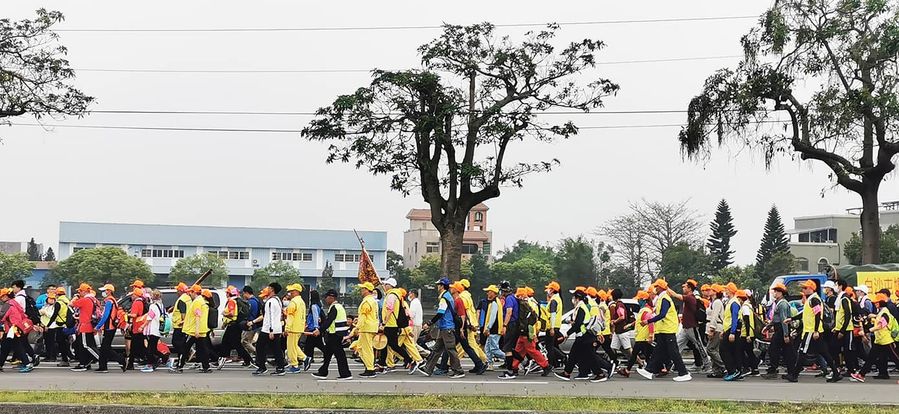 白沙屯媽祖遶境，08：00頭旗過大安溪橋。（翻攝白沙屯拱天宮粉絲專頁）