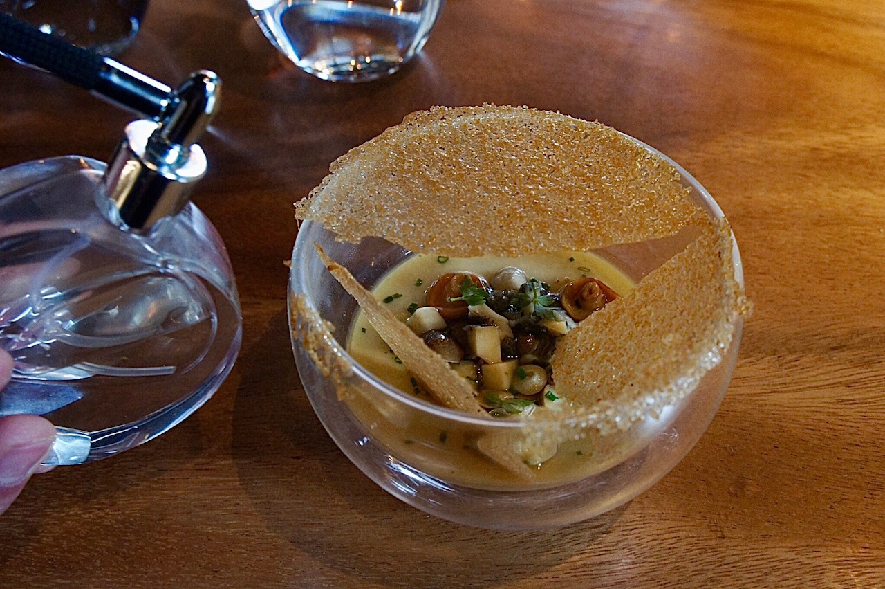 「鮑魚． 人參． 土雞」是蔘味滿滿的茶碗蒸，正是蔡元善每季都會帶來的亞洲風味。要用湯匙敲碎杯人蔘粉糖片，加茶碗蒸一起吃，頗有趣味。